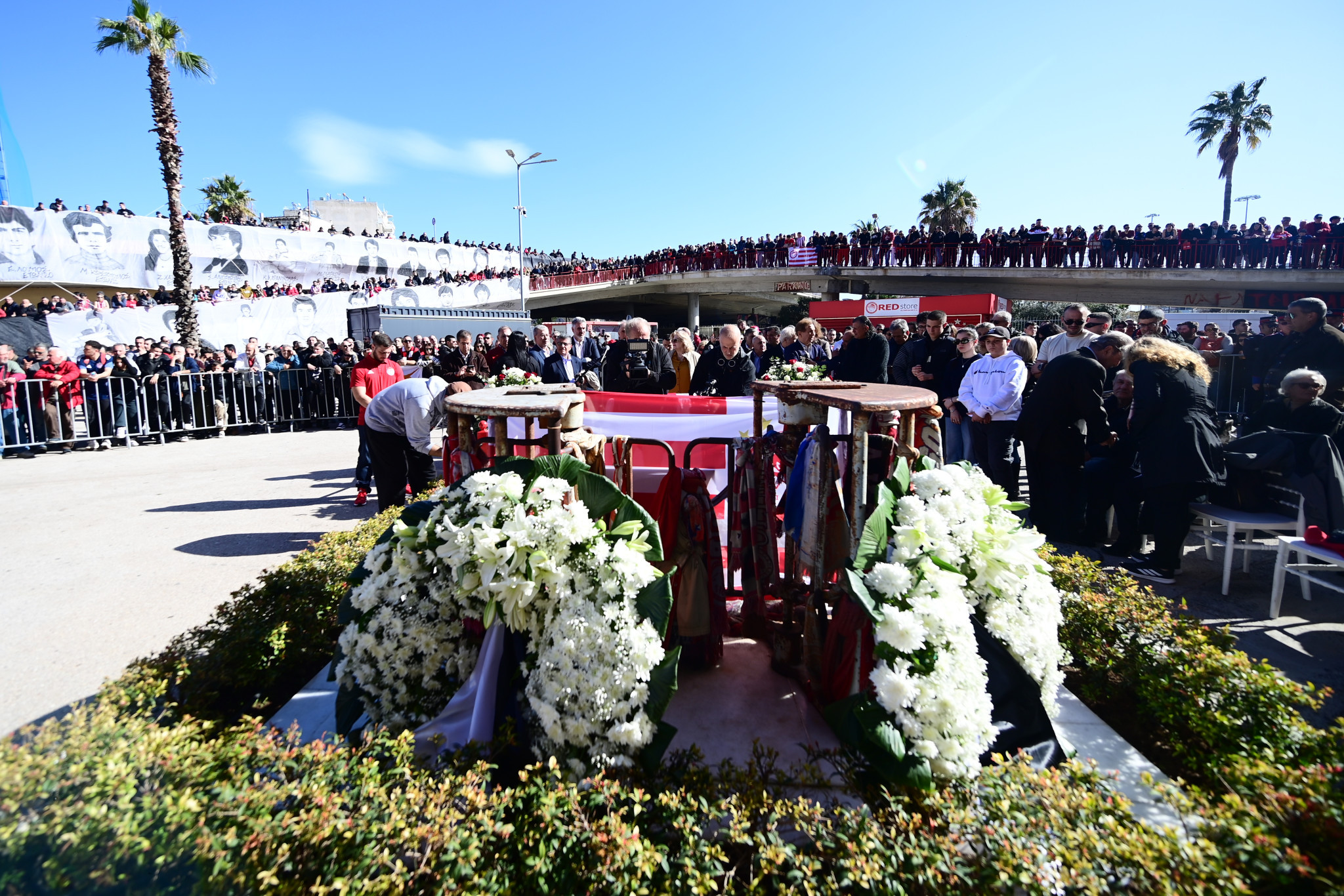 Τελέστηκε το μνημόσυνο για τα θύματα της Θύρας 7 - Ρίγος και συγκίνηση στην «ερυθρόλευκη» οικογένεια (pics)
