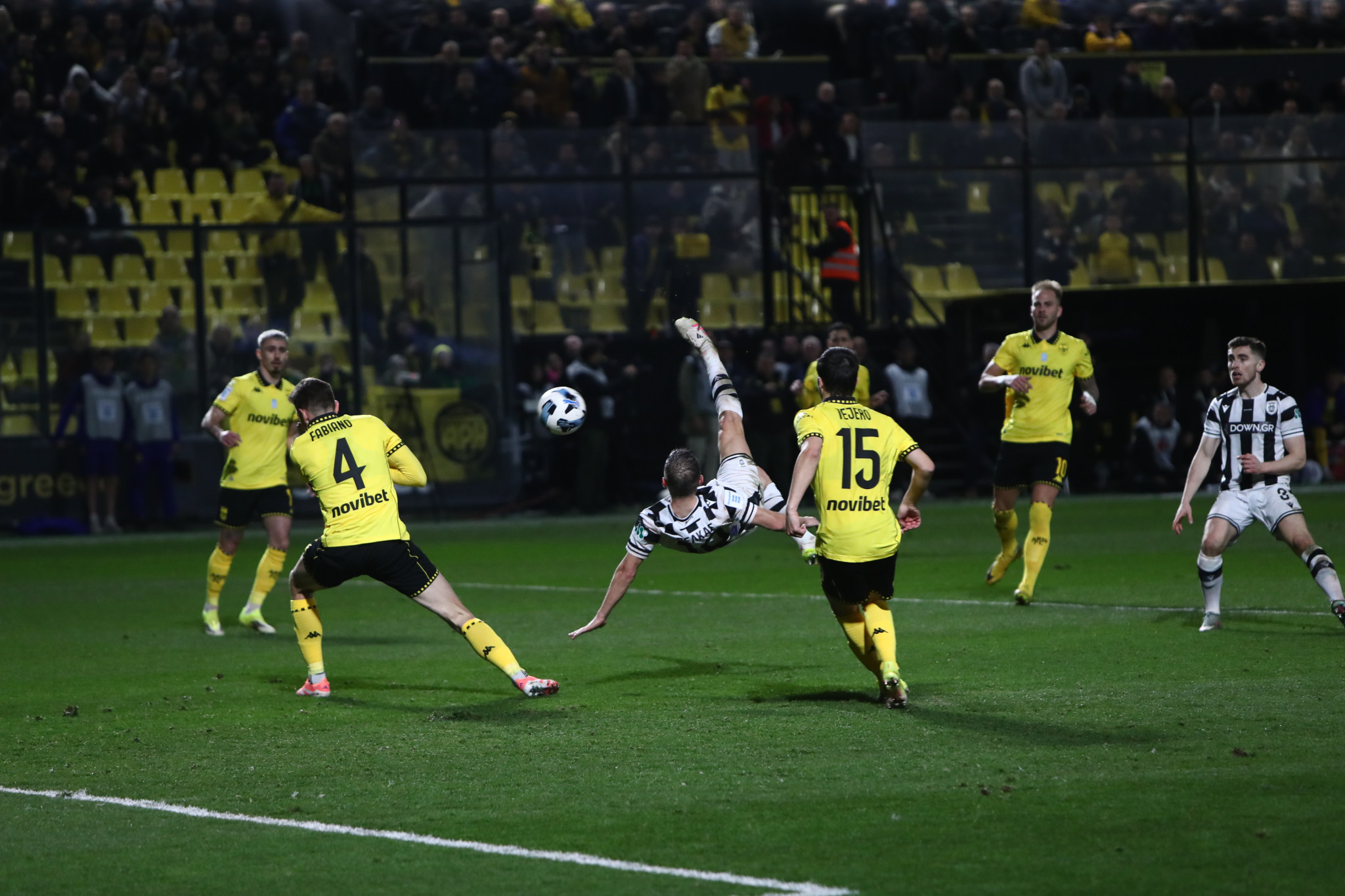 Η απίθανη επέμβαση του Αθανασιάδη στο γυριστό του Πέλκα (video)