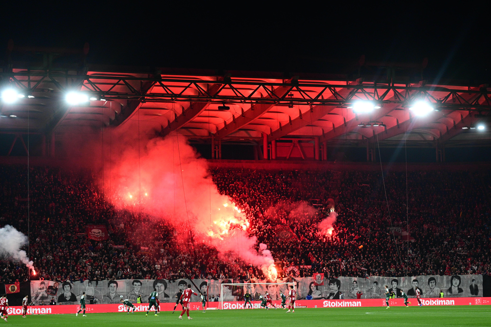 Ράγισαν καρδιές στο «Γ. Καραϊσκάκης»: Συγκλονιστική ατμόσφαιρα για τα θύματα της Θύρας 7 (video, photos)