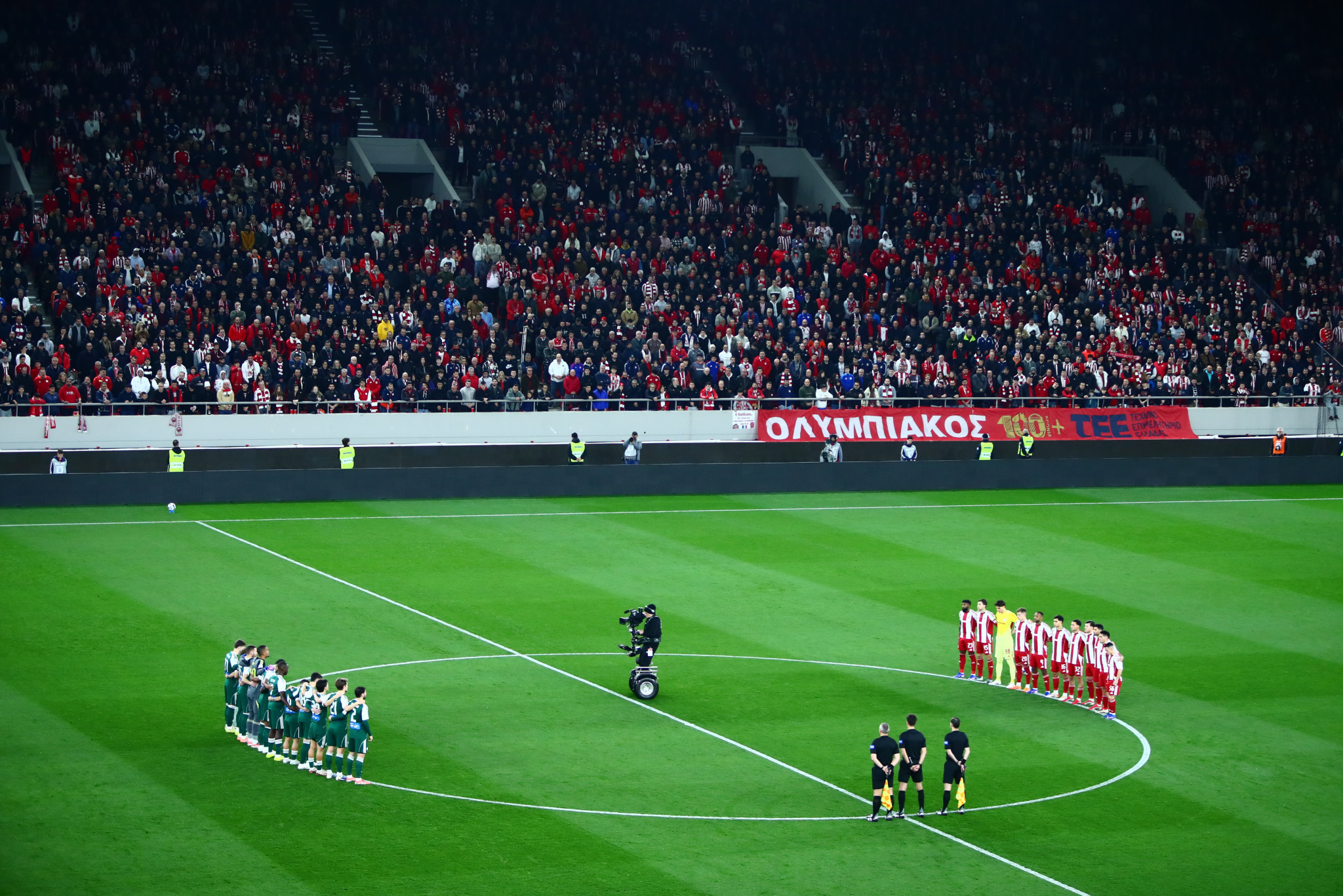 Ανατριχίλα και συγκίνηση για τα 21 αδικοχαμένα παιδιά της Θύρας 7 - «Αδέρφια ζείτε εσείς μας οδηγείτε» (video)