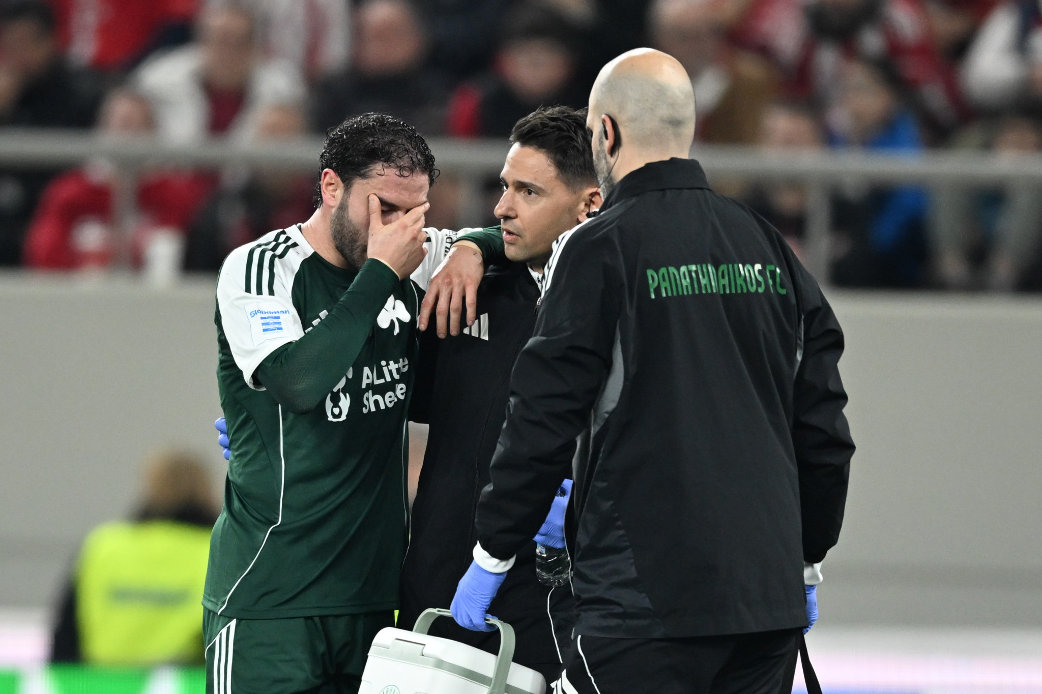 Στο νοσοκομείο για εξετάσεις ο Καλάμπρια - Έφυγε με κολάρο από το γήπεδο