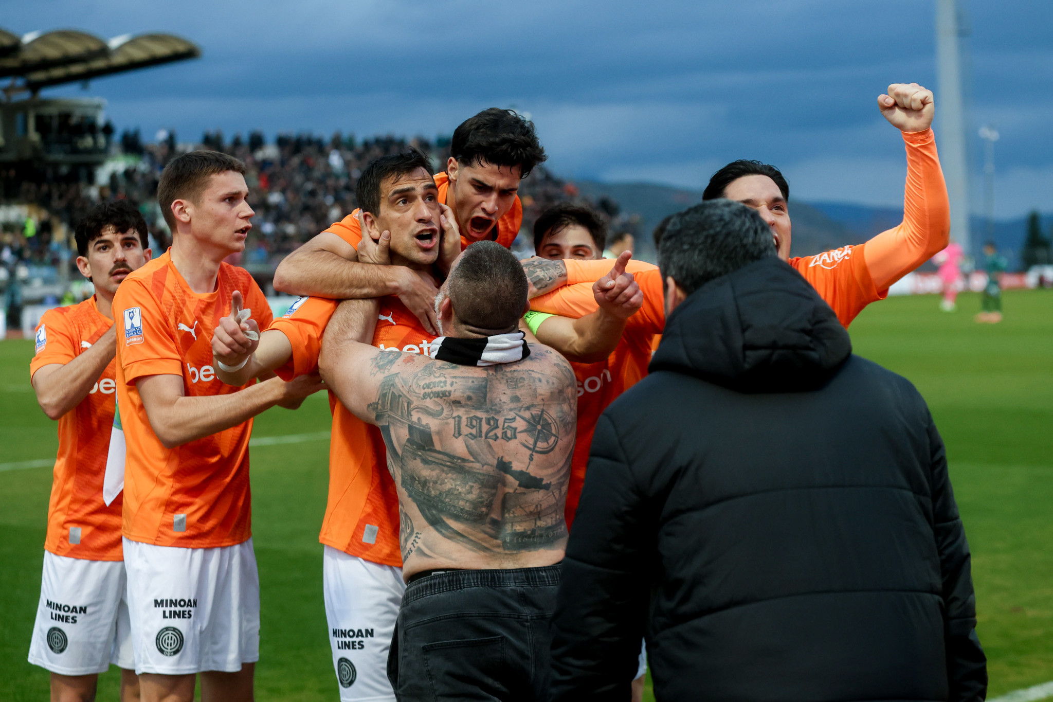 Κρητικό… γλέντι μέσα στη Λιβαδειά για την μεγάλη πρόκριση του ΟΦΗ στον τελικό (photos & video)