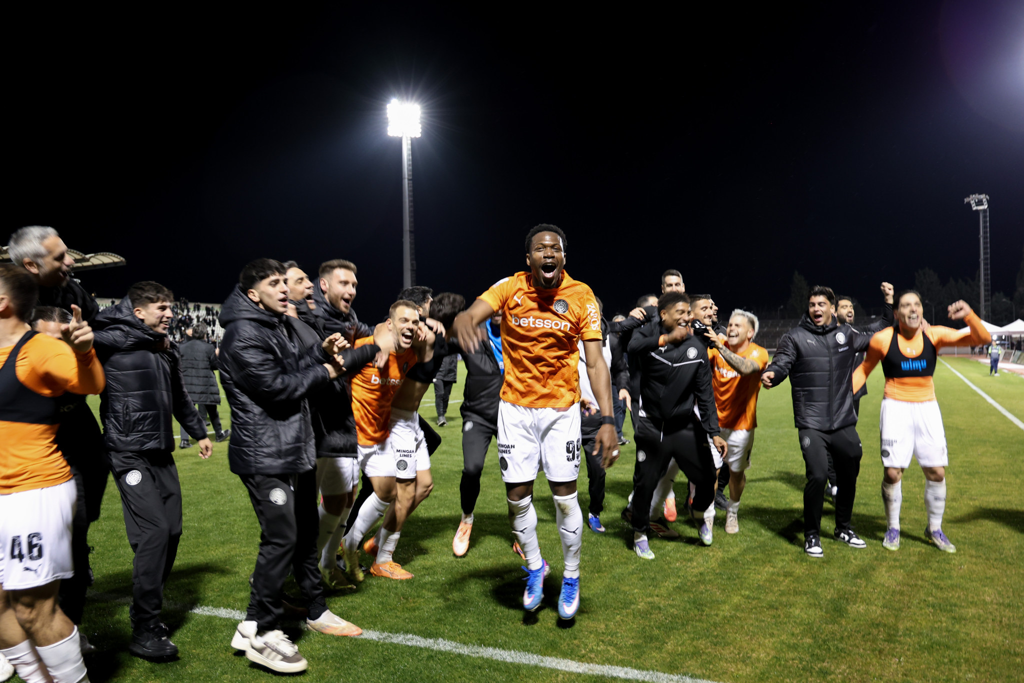 Έξαλλοι πανηγυρισμοί στα αποδυτήρια του ΟΦΗ μετά την πρόκριση (video)