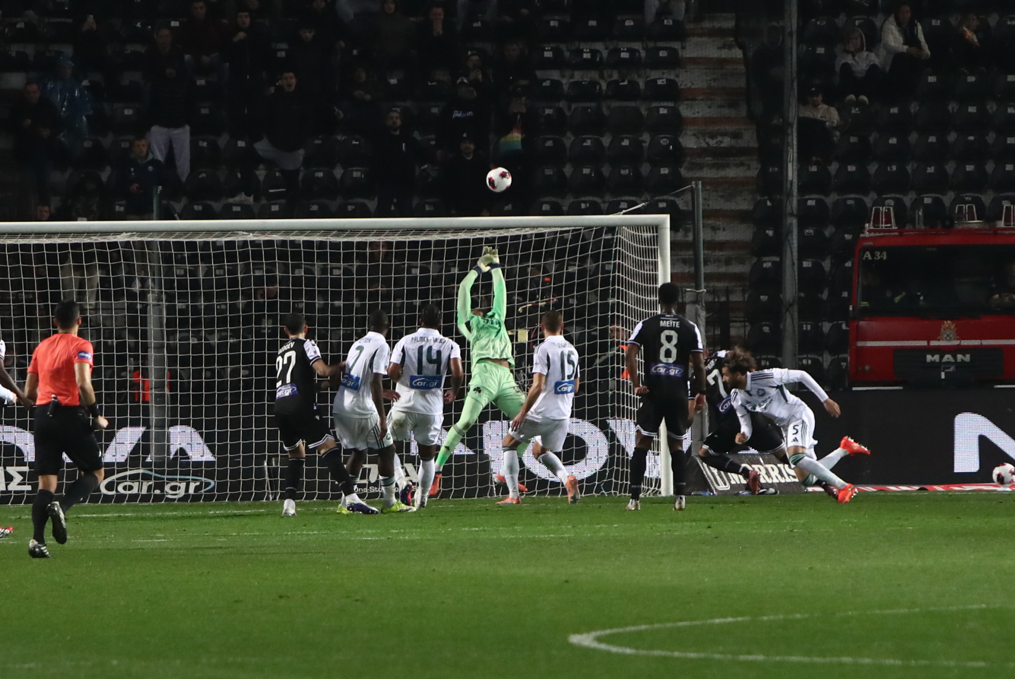 Ενστικτωδώς ο Λαφόν απέκρουσε την «καρφωτή» κεφαλιά του Γιακουμάκη (video)