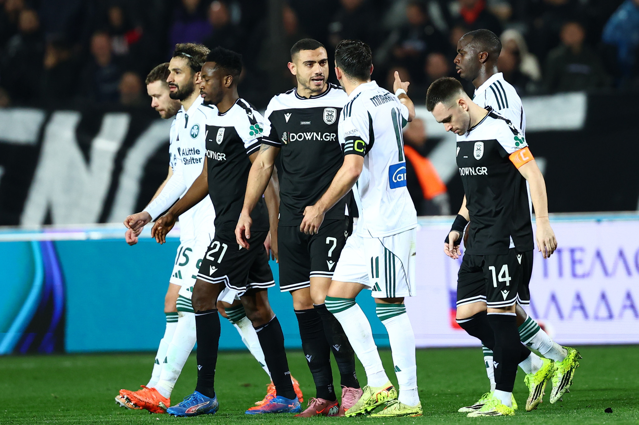 Τα είπαν σε έντονο ύφος Γιακουμάκης και Μπακασέτας στο ημίχρονο (photos & video)