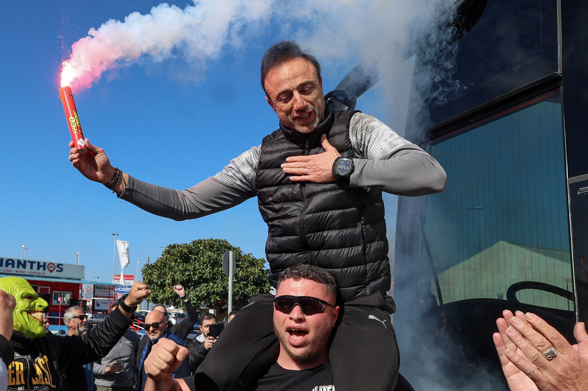 «Κάηκε» το αεροδρόμιο στο Ηράκλειο για τον ΟΦΗ - Οπαδοί σήκωσαν στον αέρα τον Κόντη (video)