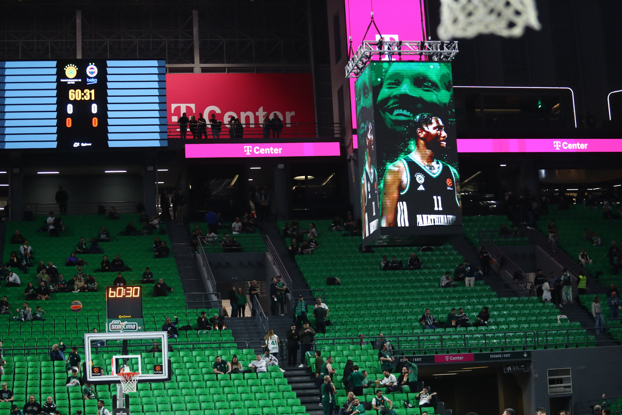 Ο Χέιζ-Ντέιβις εμφανίστηκε στα matrix και η φανέλα του στις κερκίδες του T-Center (photo)