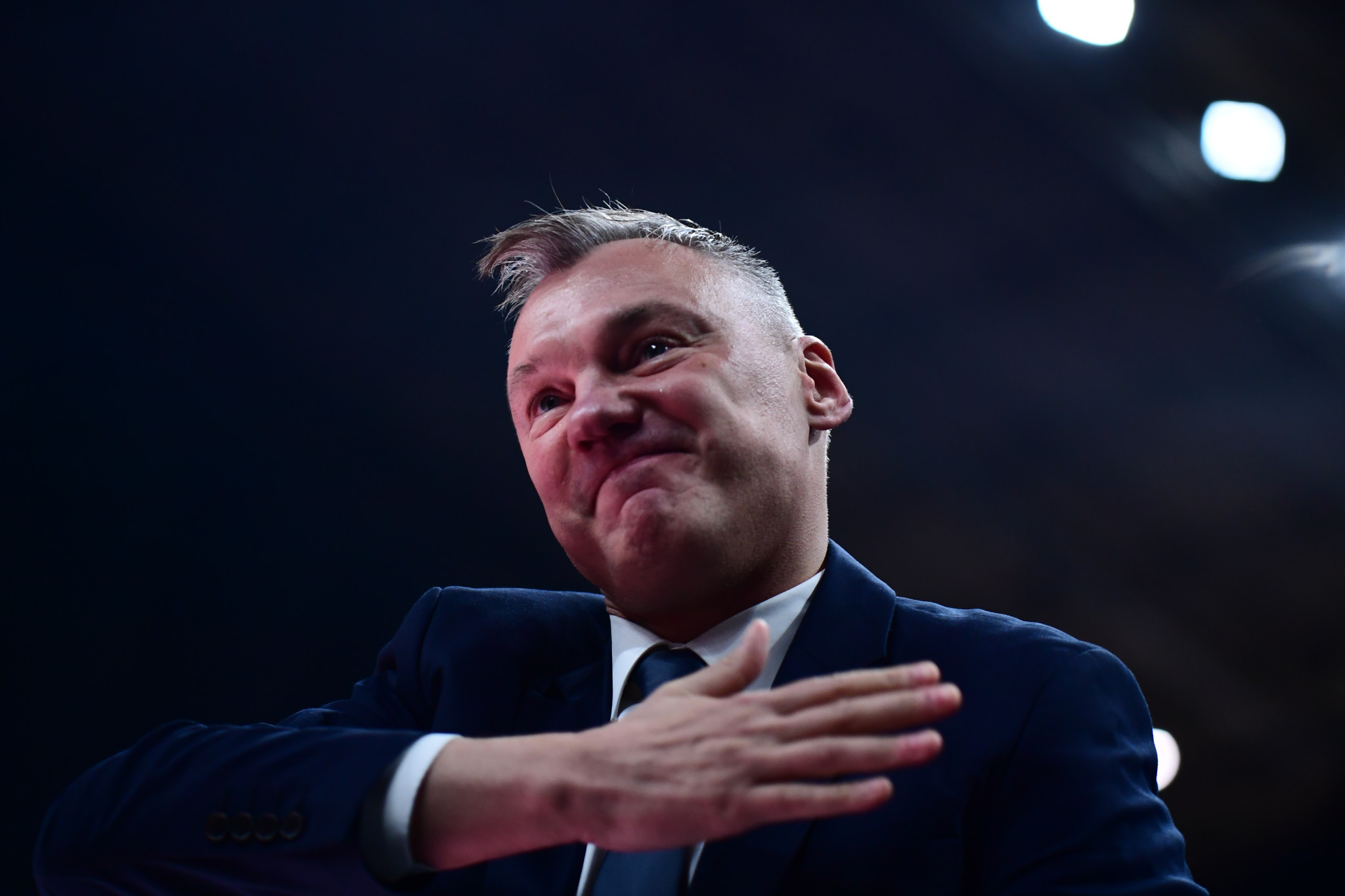 Βαθιά υπόκλιση του κόσμου κατά την είσοδο του συγκινημένου Γιασικεβίτσιους στο T-Center (video)