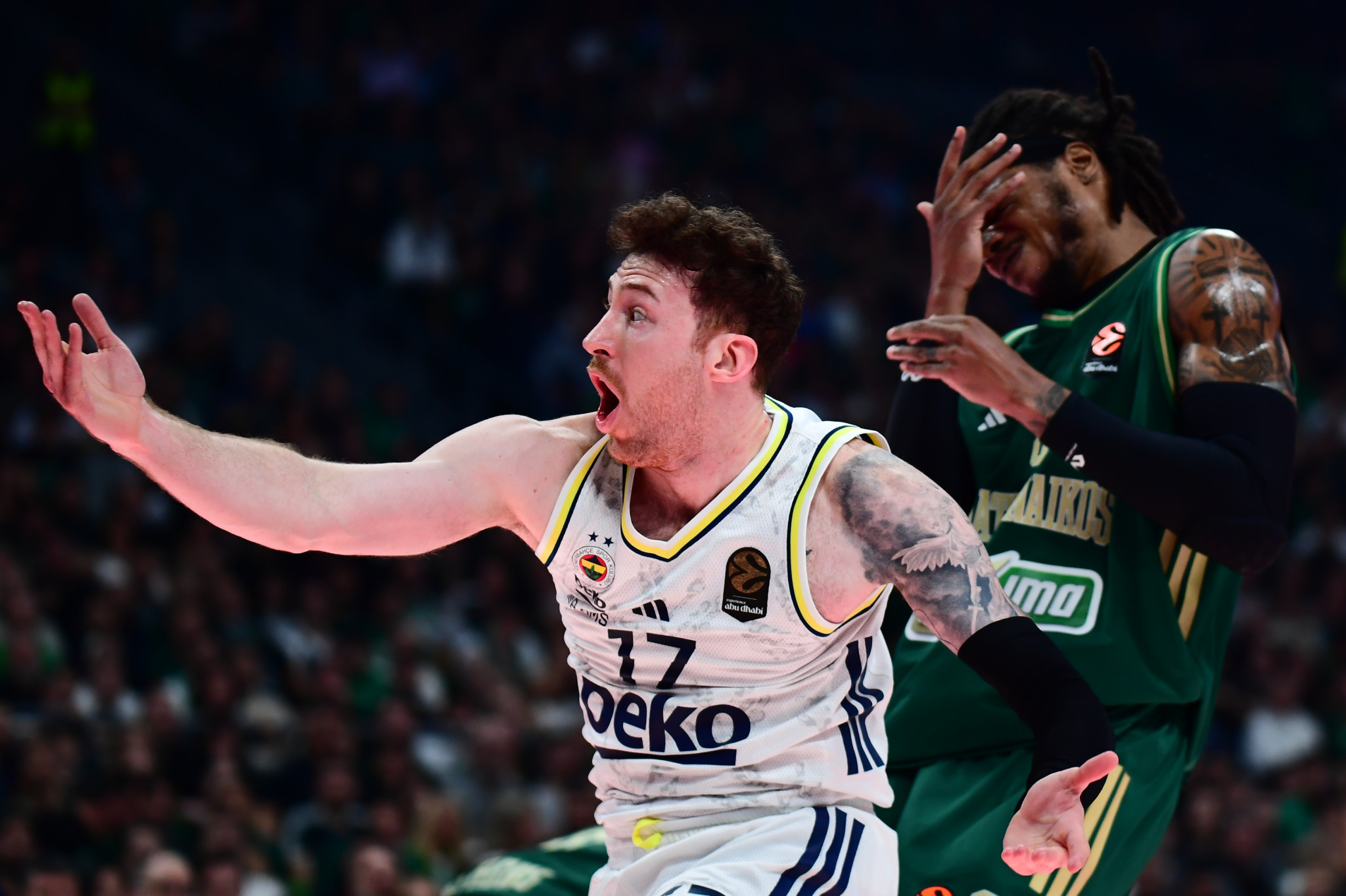 Μάτωσε στο πρόσωπο ο Χολμς: Πήγε στον πάγκο για πρώτες βοήθειες