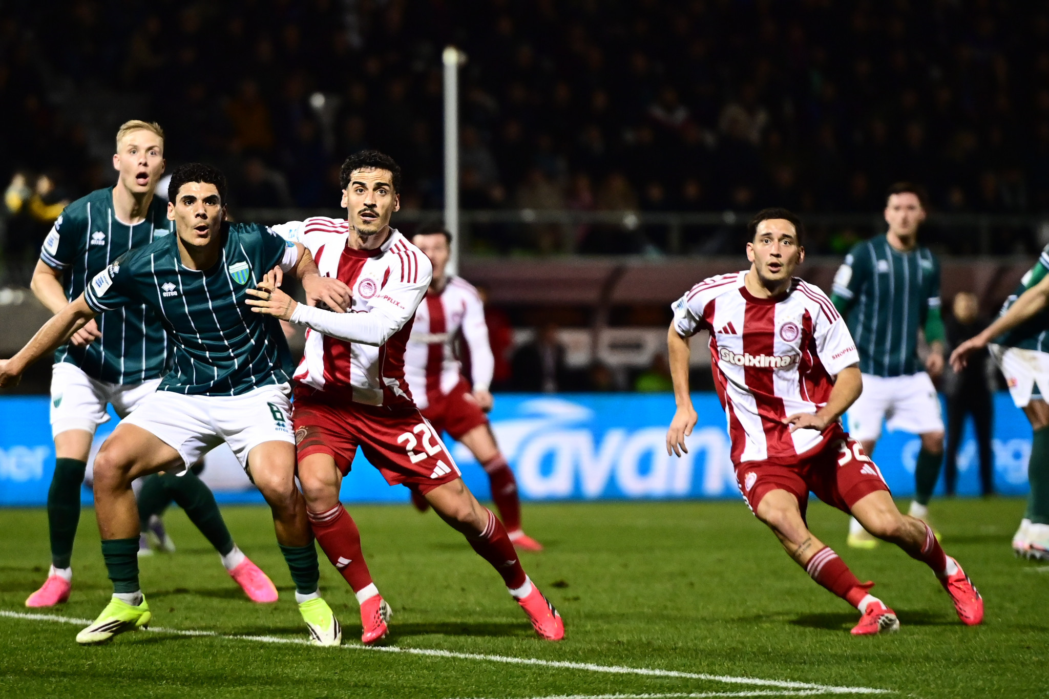 Ο... άχρωμος Ολυμπιακός «κόλλησε» απέναντι στον Λεβαδειακό των 10 παικτών και έχασε έδαφος στη μάχη του τίτλου