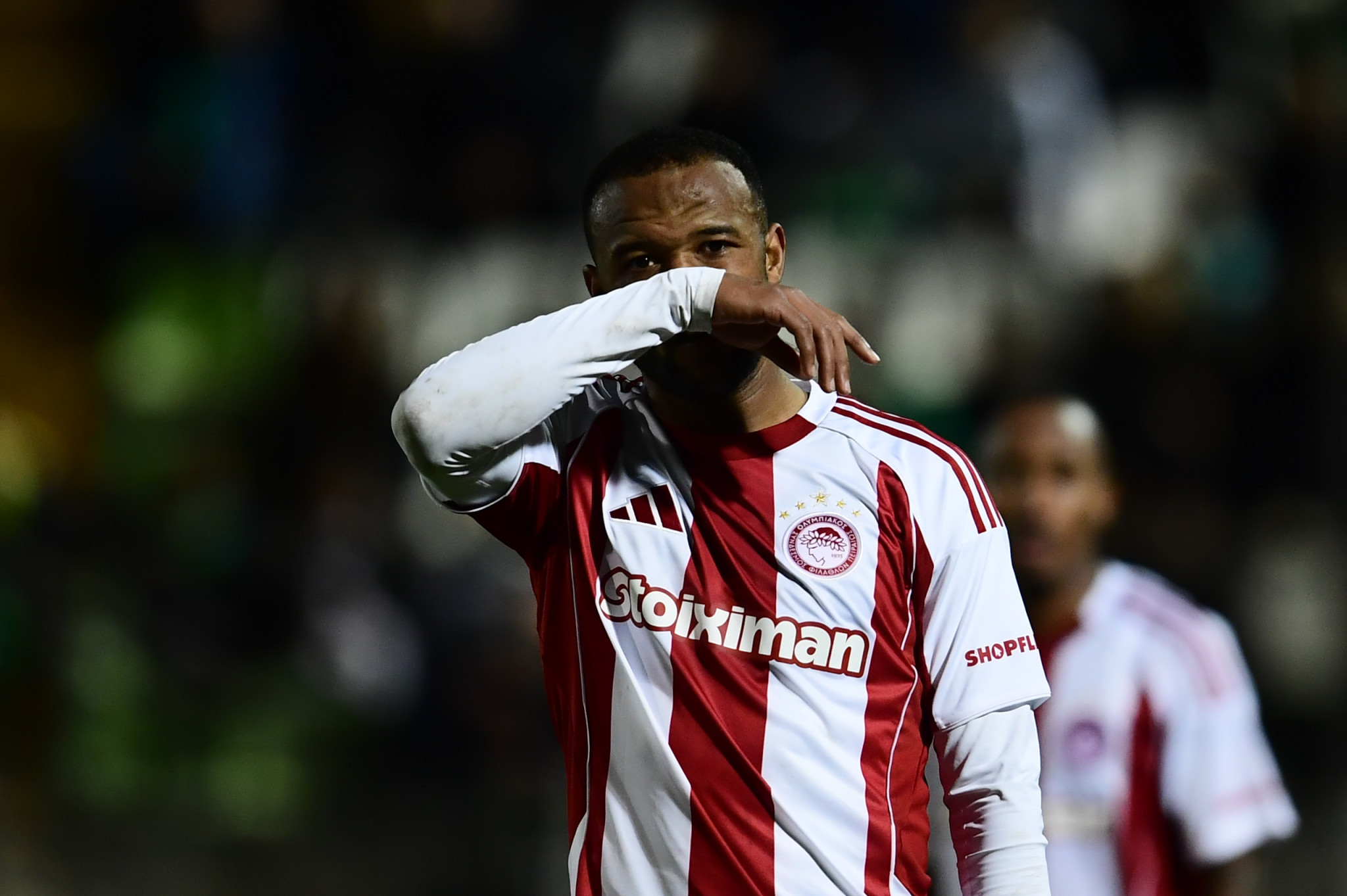 Ο... άχρωμος Ολυμπιακός «κόλλησε» απέναντι στον Λεβαδειακό των 10 παικτών και έχασε έδαφος στη μάχη του τίτλου