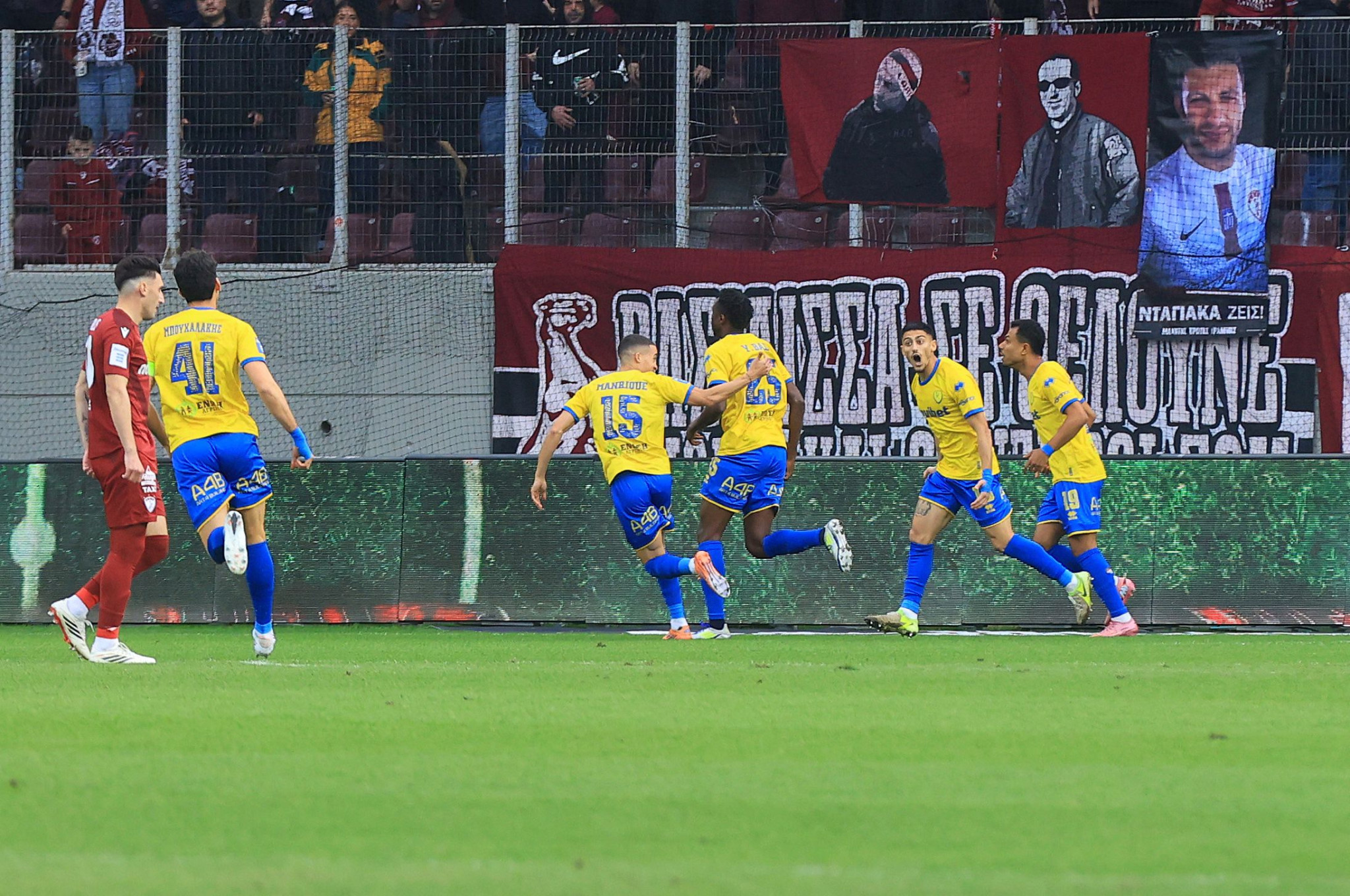 Ο Παναιτωλικός πετυχαίνει τον απόλυτο αιφνιδιασμό στο AEL FC Arena με τον Μπάτζι (video)