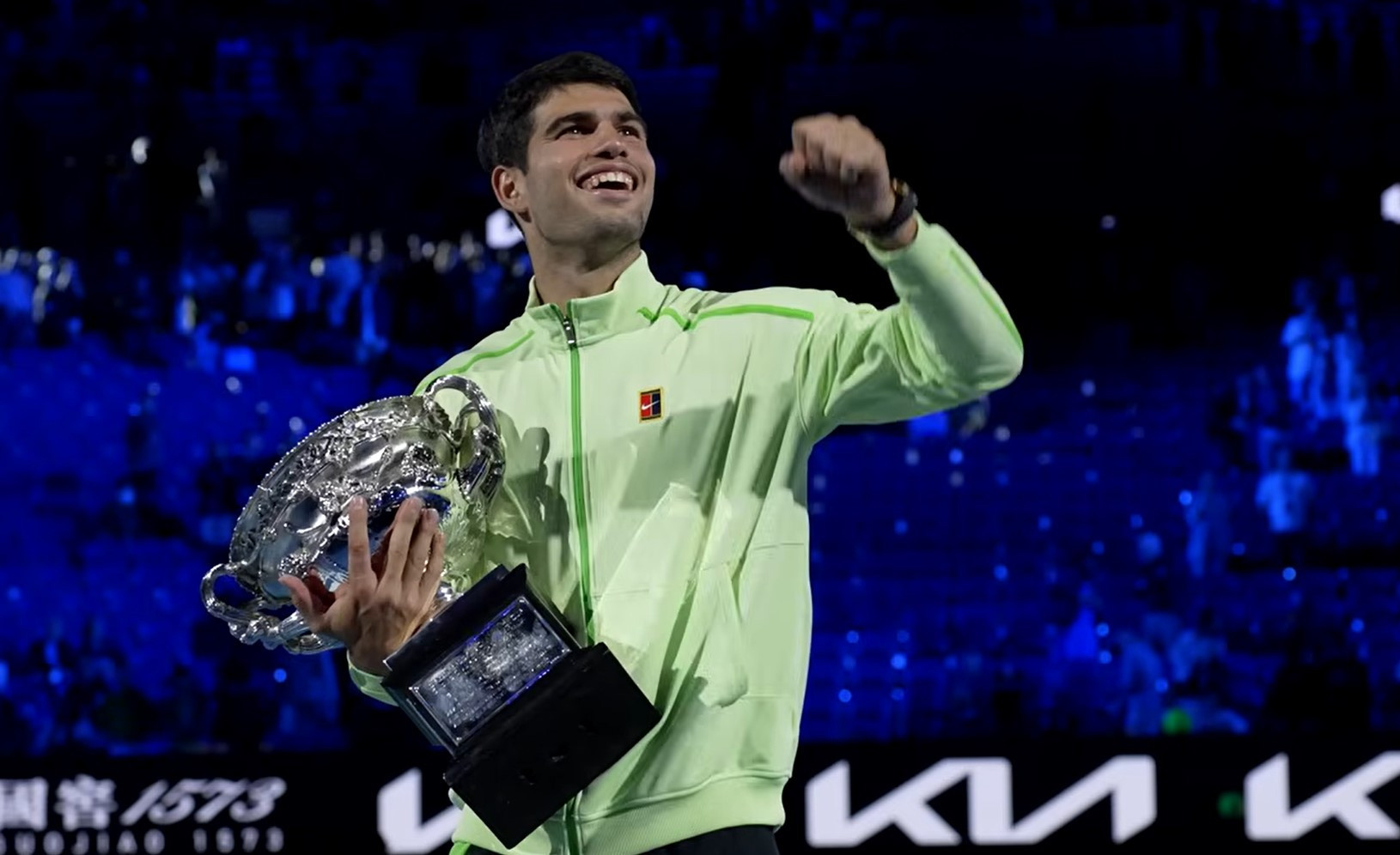 Ο Αλκαράθ έβαλε τα καλά του και φωτογραφήθηκε με το τρόπαιο: «Δεν μπορώ να πιστέψω ότι τα κατάφερα»