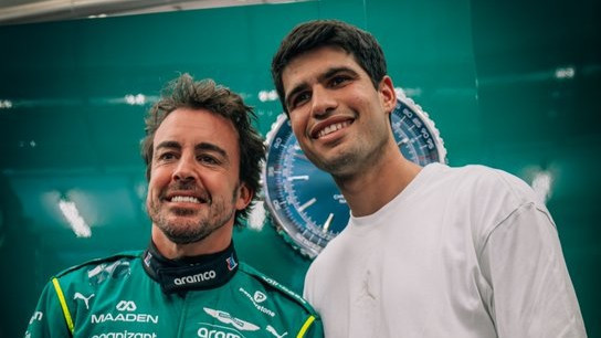 Συνάντηση κορυφής στο Μπαχρέιν: Ο Κάρλος Αλκαράθ φωτογραφήθηκε με το ίνδαλμά του, Φερνάντο Αλόνσο (photo)