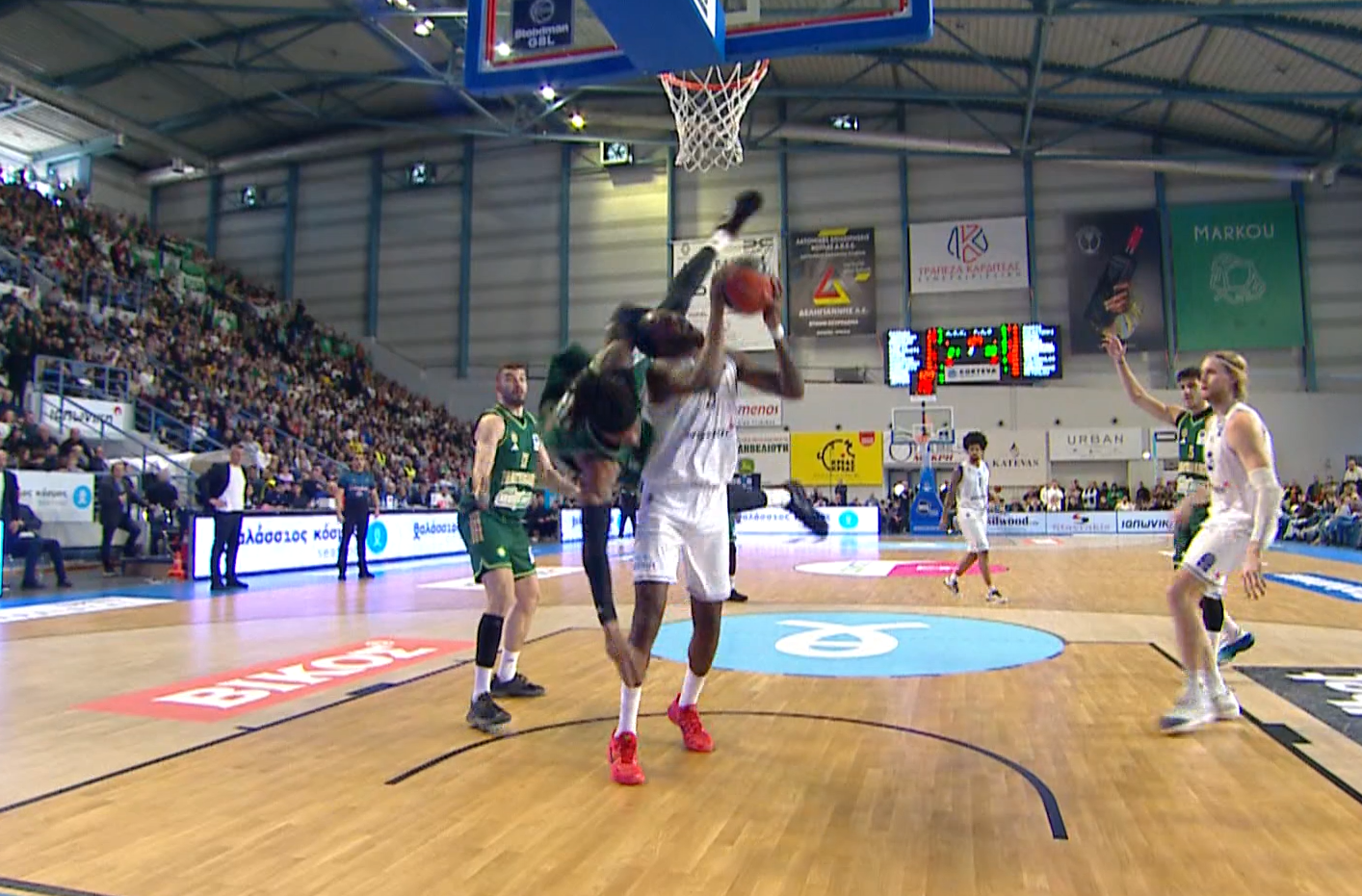 Τρομακτική πτώση: Ο Χολμς έπεσε άτσαλα στο παρκέ έπειτα από σύγκρουση με τον Άπσον (video)