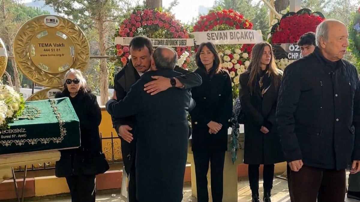 Με πλήθος κόσμου και σε κλίμα συγκίνησης το τελευταίο «αντίο» στη μητέρα του Εργκίν Αταμάν (photo & video)