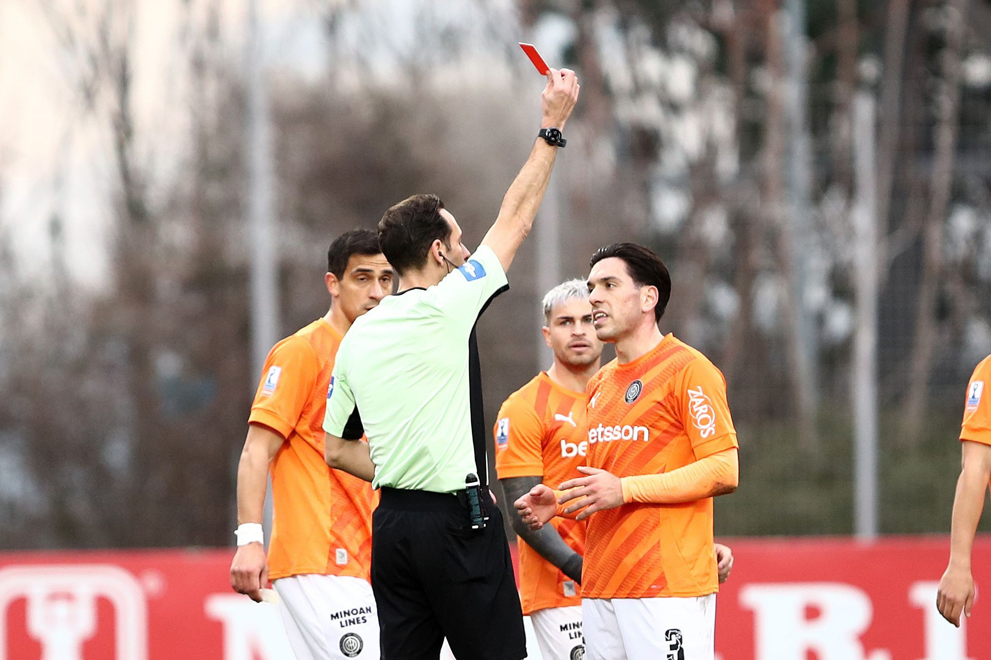 Αποβλήθηκε ο Αθανασίου, αλλά μέσω VAR ο Παπαπέτρου πήρε πίσω την κόκκινη (video)