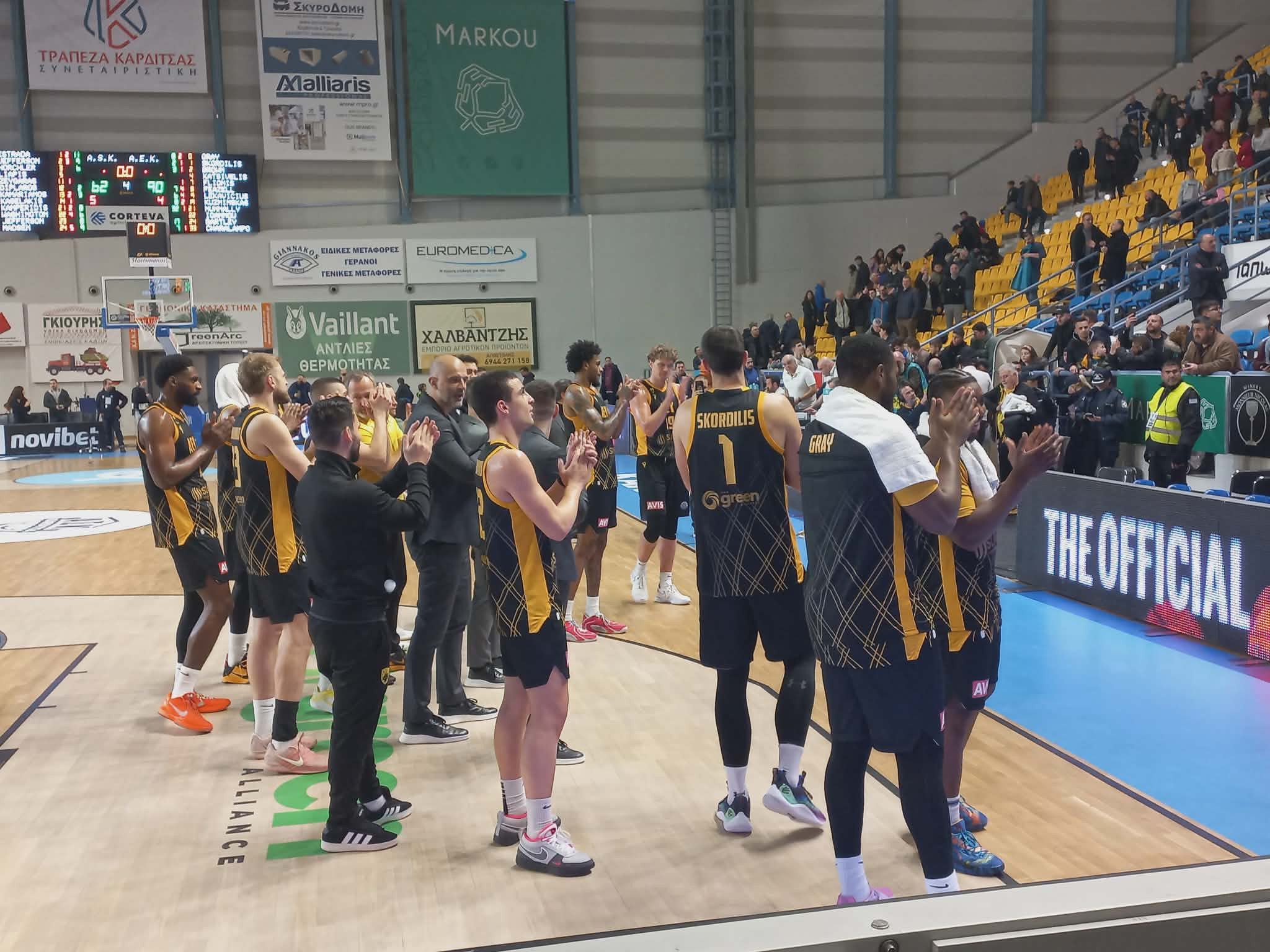 Κιτρινόμαυρο... πάρτι στην Καρδίτσα για το +28 της ΑΕΚ (video)