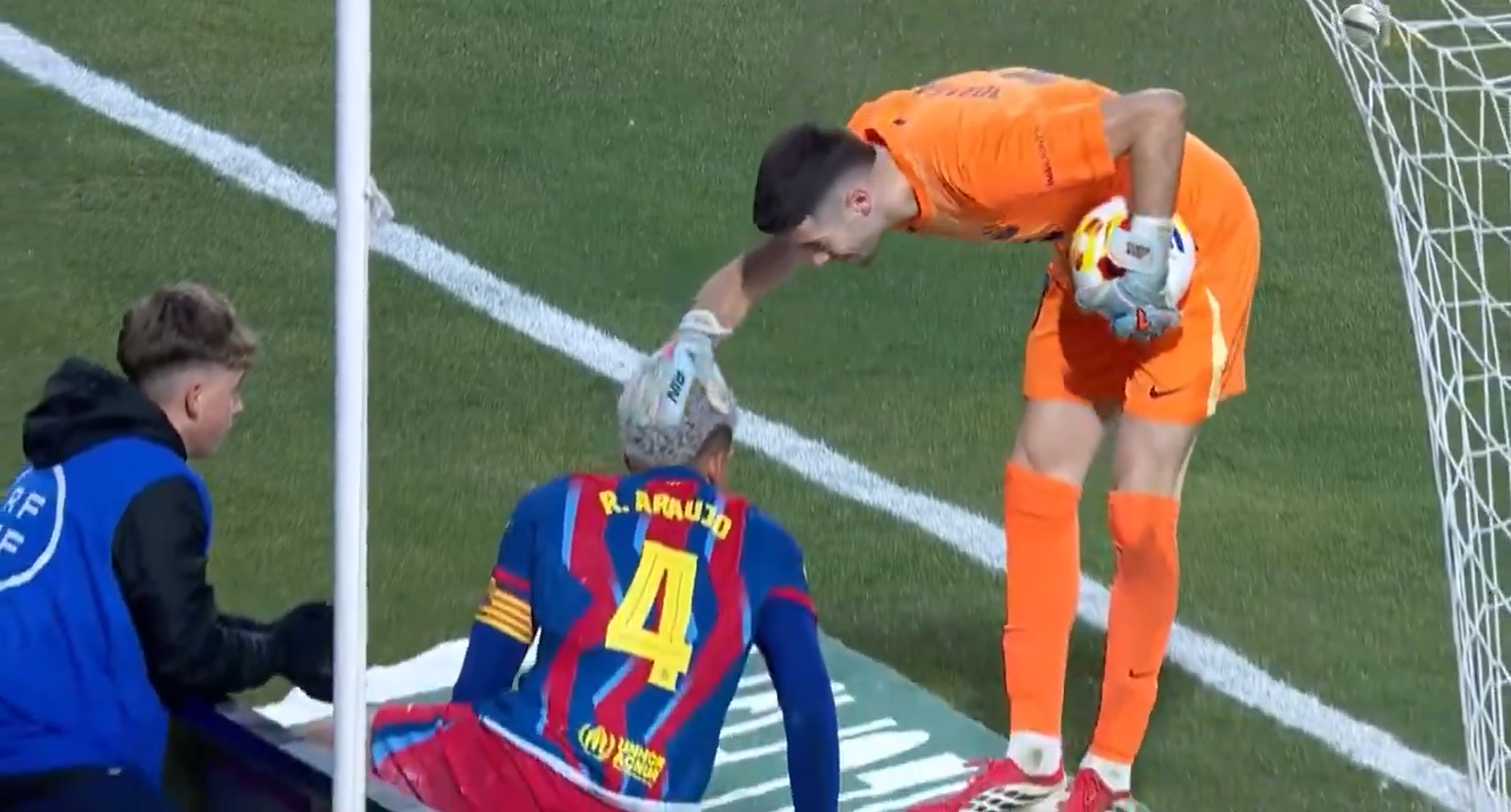 Απίθανη γκάφα από τον Γκαρθία: Βγήκε κόρνερ με την μπάλα στα χέρια του (video)