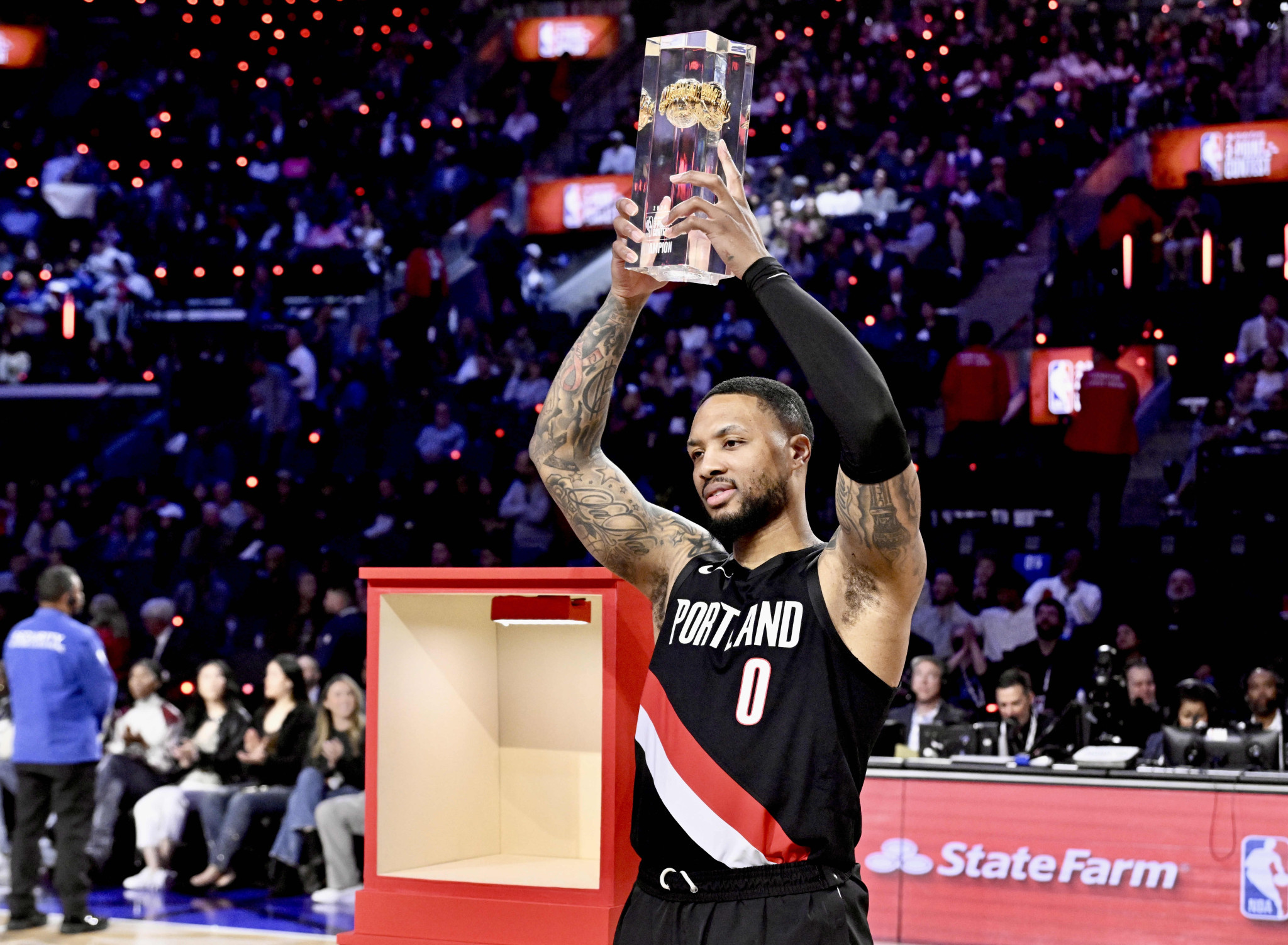 Ο Λίλαρντ κέρδισε τον διαγωνισμό τριπόντων χωρίς να έχει αγωνιστεί στη σεζόν