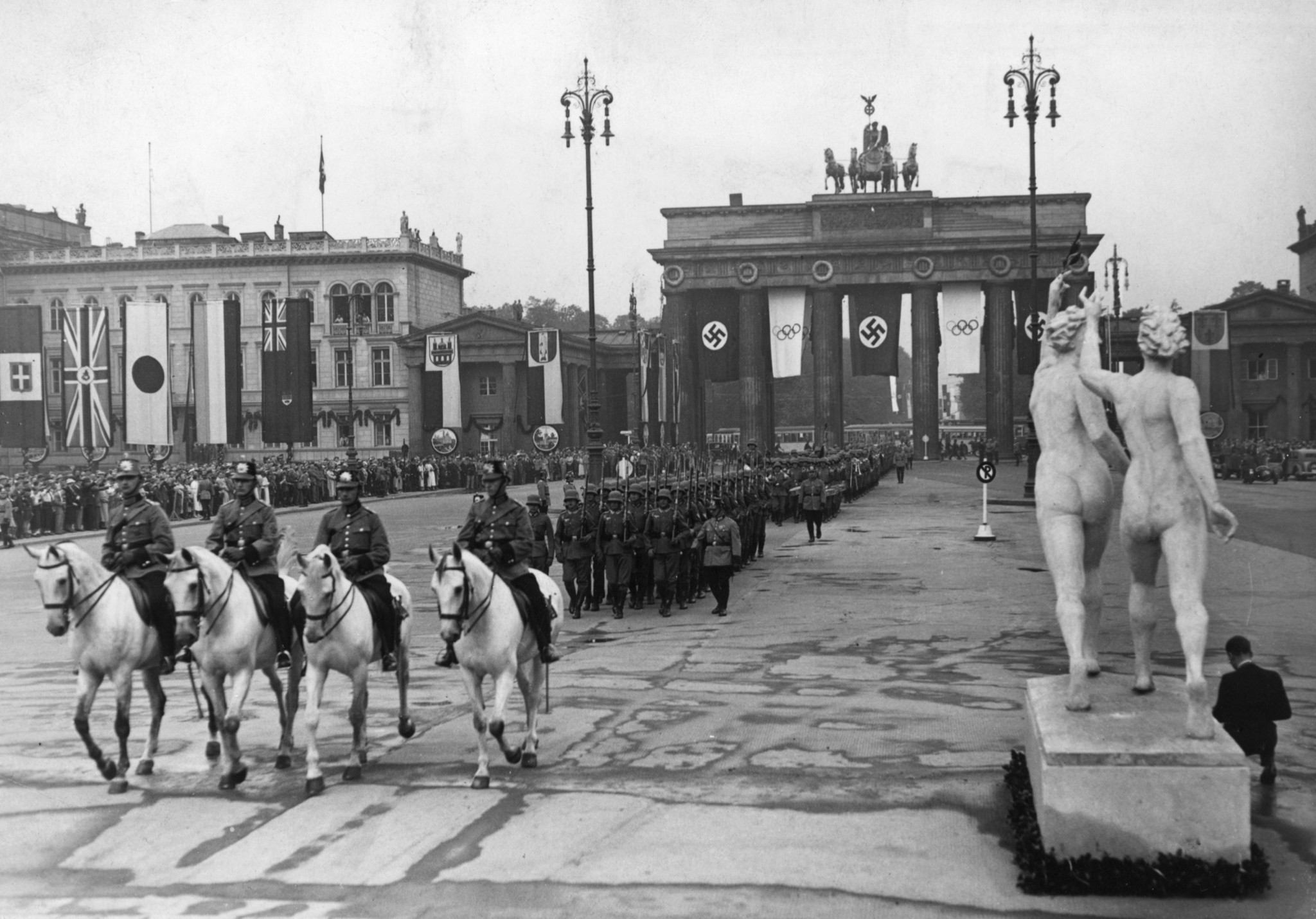 Τα μπλουζάκια με τους ναζιστικούς Ολυμπιακούς Αγώνες εξαντλήθηκαν - Οι αντιδράσεις και η στάση της ΔΟΕ