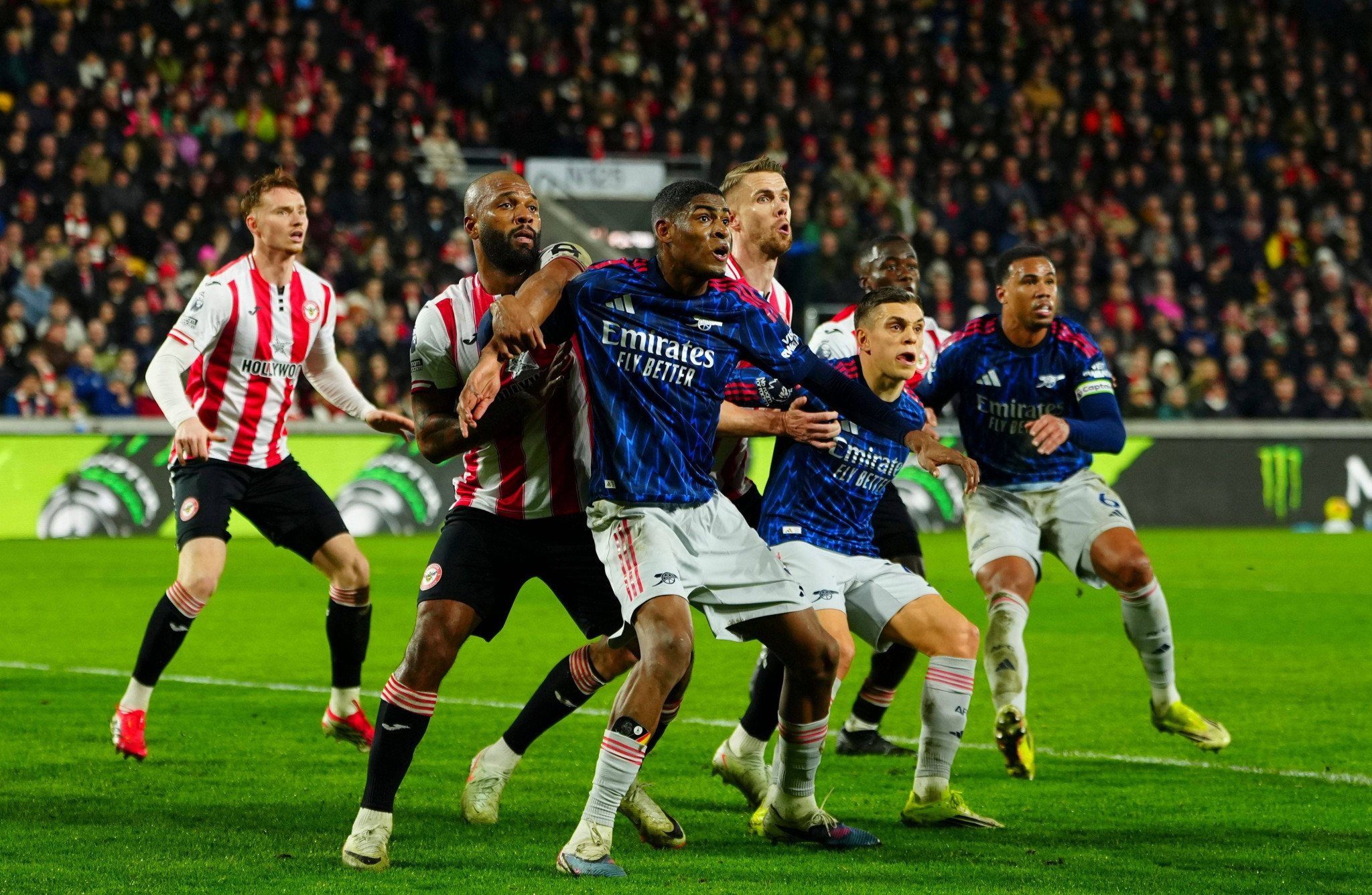 Η σκληροτράχηλη Μπρέντφορντ «έκοψε» βαθμούς από την Άρσεναλ και έβαλε... φωτιά στη «μάχη» του τίτλου