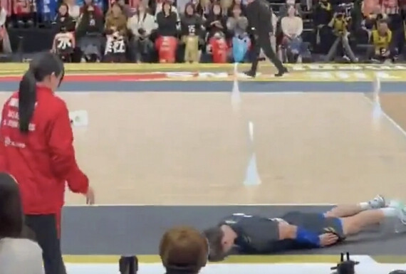 Παίκτης βόλεϊ πέταξε μπάλα σε γυναίκα και ζήτησε συγγνώμη με ιδιαίτερο τρόπο (video)