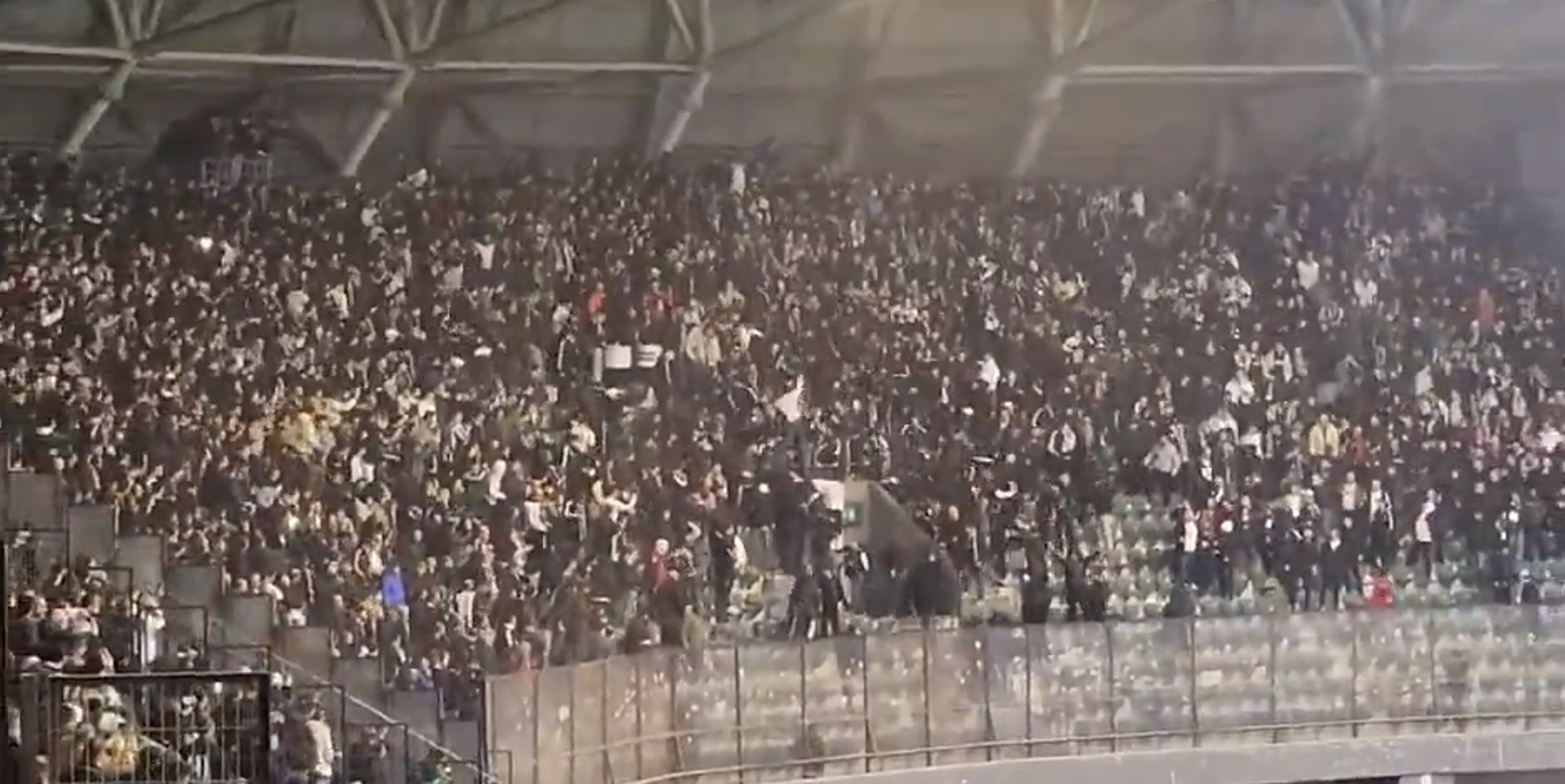 Σοκαριστικό ατύχημα στο Κοτσαέλισπορ-Μπεσίκτας: Φίλαθλος έπεσε από τις κερκίδες και νοσηλεύεται σε κρίσιμη κατάσταση