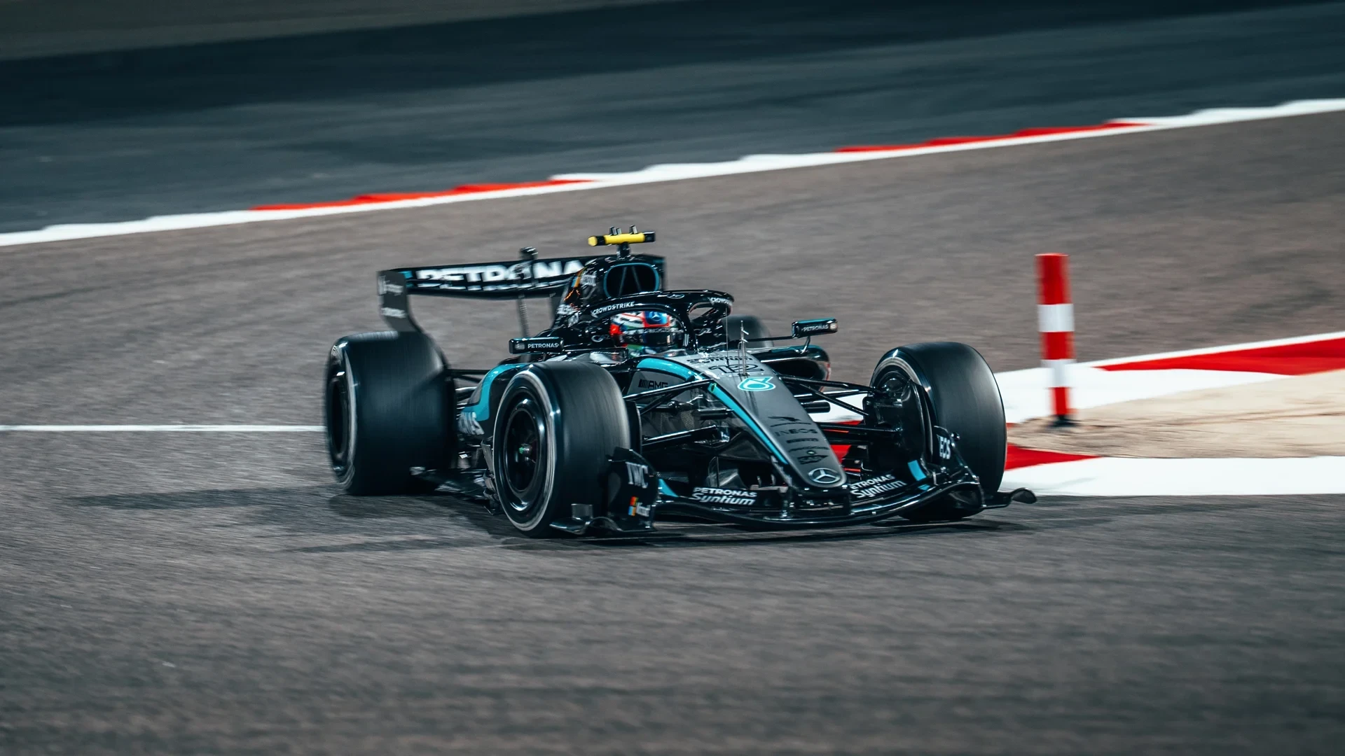 Η Mercedes κυριάρχησε και στις δοκιμές στο Μπαχρέιν - Προβλήματα για τη Ferrari του Χάμιλτον