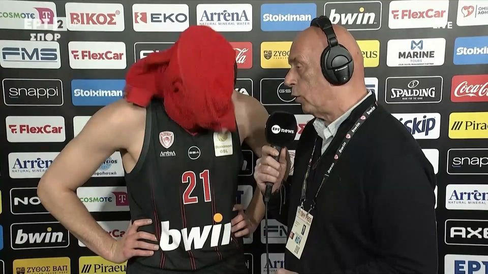 Ο Ουόκαπ πέταξε πετσέτα στο πρόσωπο του Νετζήπογλου και προκάλεσε γέλια (video)