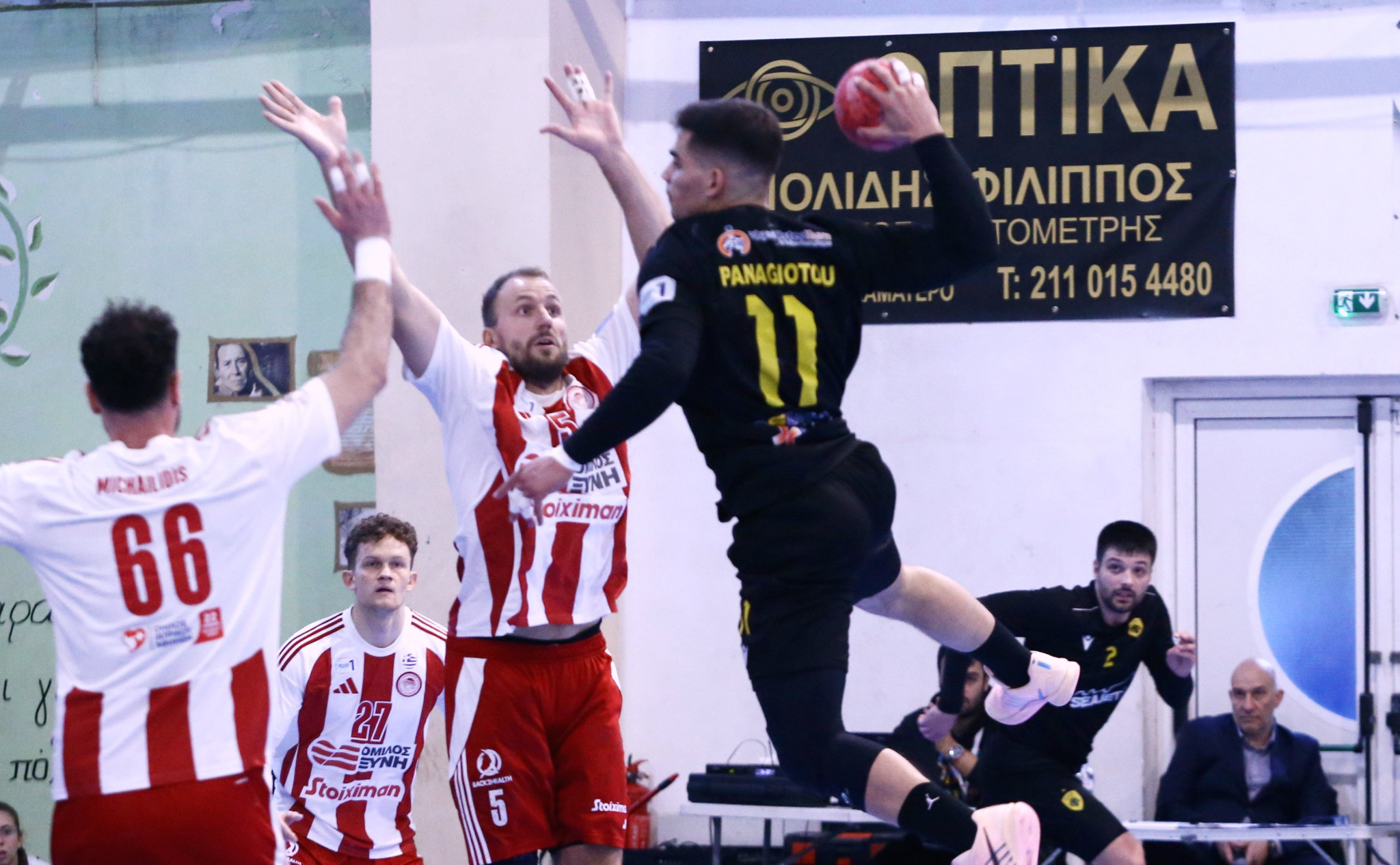 Απίθανη «πιρουέτα» του Παναγιώτου για το 8-10 στον τελικό Κυπέλλου της ΑΕΚ με τον Ολυμπιακό (video)