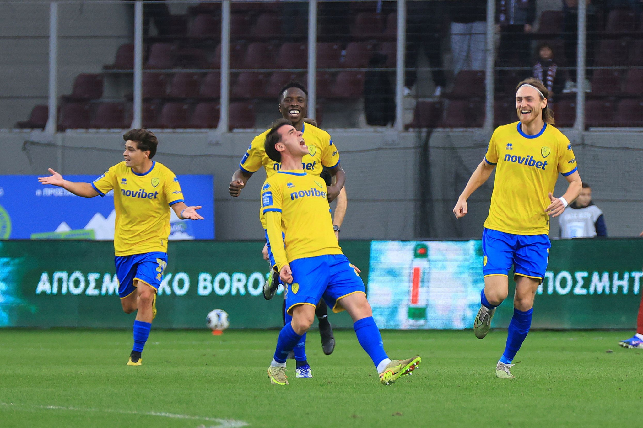 Τι έβαλε ο Εστεμπάν! Με βολ πλανέ ο Ισπανός κάνει το 0-2 για τον Παναιτωλικό (video)