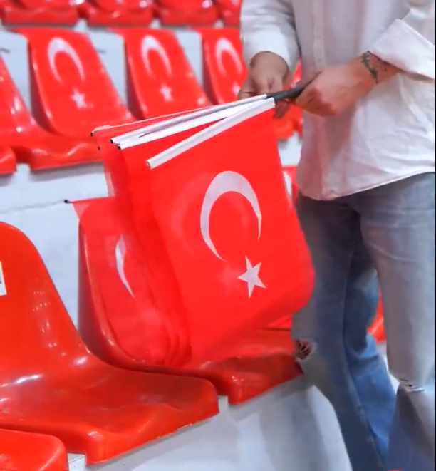 Γεμάτο τουρκικές σημαίες το γήπεδο της Πετκίμ κόντρα στο Περιστέρι