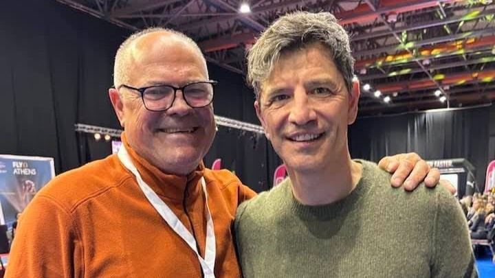 Όταν ο Σάκης Ρουβάς έπιανε κοντάρι - Ο διάσημος τραγουδιστής συνάντησε τον παλιό προπονητή του στο Fly Athens (video)