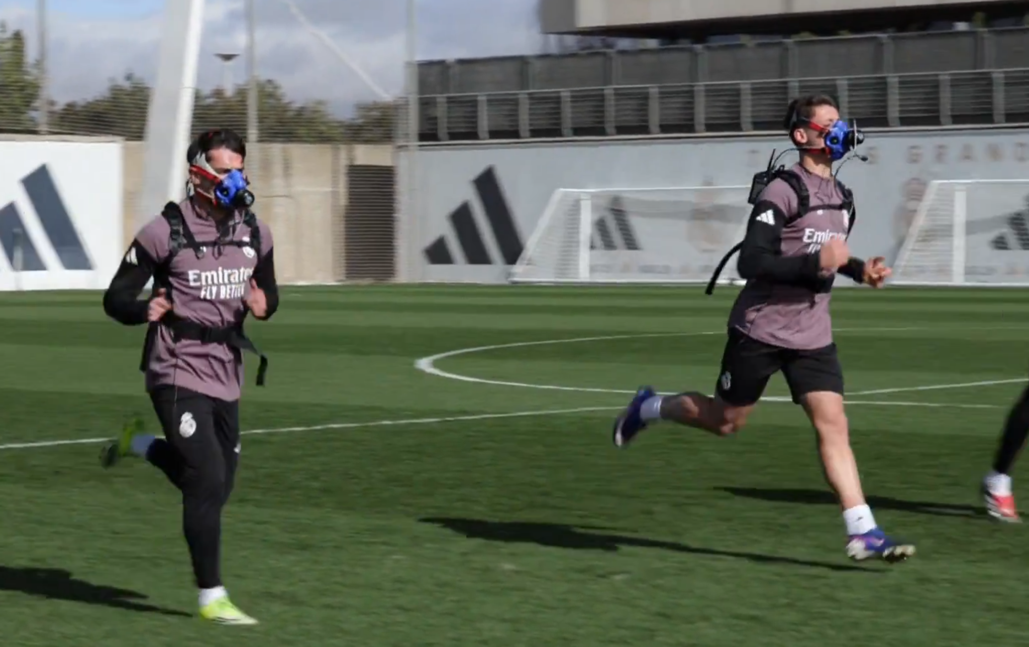 Γιατί οι παίκτες της Ρεάλ κάνουν προπόνηση φορώντας μάσκες; (video)