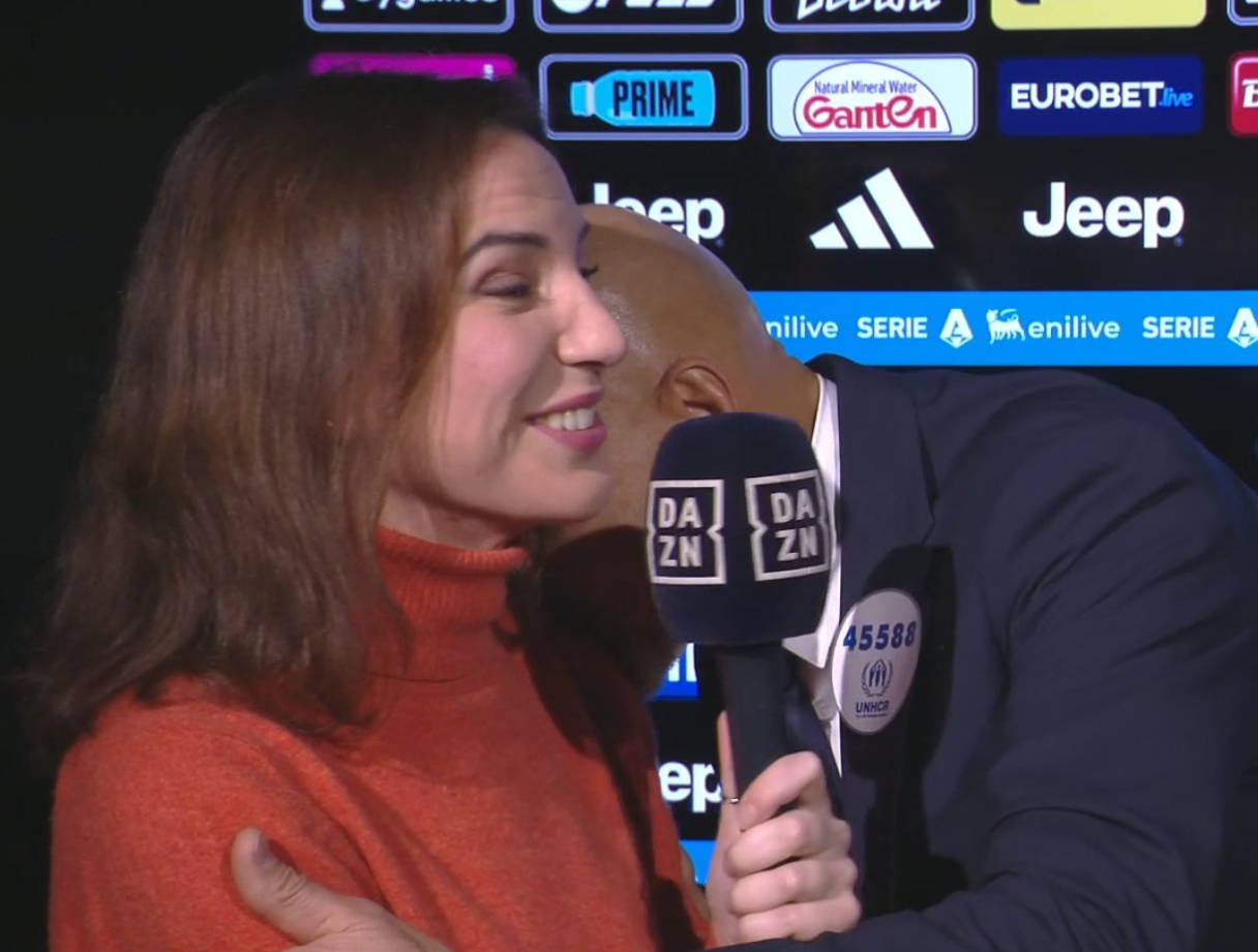 Ο Σπαλέτι φίλησε ώμο δημοσιογράφου για να της εξηγήσει το VAR - «Αυτό είναι επαφή»