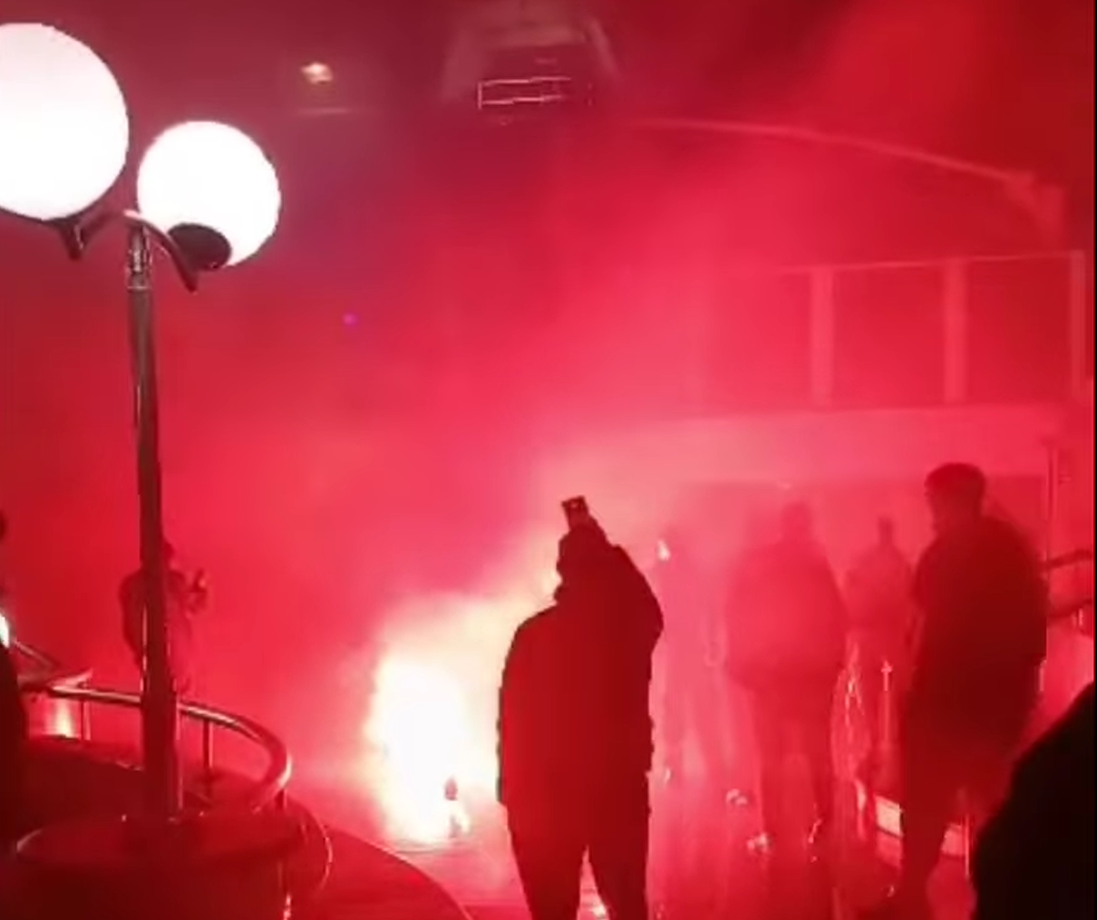 «Ασπρόμαυρη» απόβαση στη Λιβαδειά: Με αεροπλάνα και πλοία ξεκίνησαν το ταξίδι τους οι οπαδοί του ΟΦΗ (video)