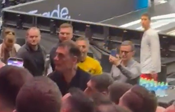 Ένταση στο Ντουμπάι: Ο Μπαρτζώκας τσακώθηκε με οπαδό που τον έβρισε στα ελληνικά (video)