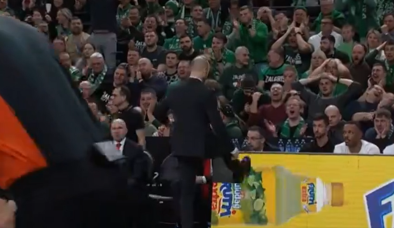 Ο Νέντοβιτς έχασε ελεύθερο κάρφωμα και ο Σπανούλης κλώτσησε τις διαφημιστικές πινακίδες (video)