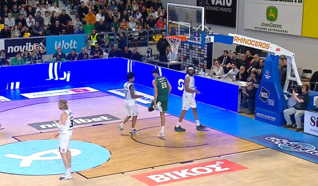 Ο Σαμοντούροβ χτύπησε στον αστράγαλο αποχώρησε κουτσαίνοντας προς τον πάγκο (video)