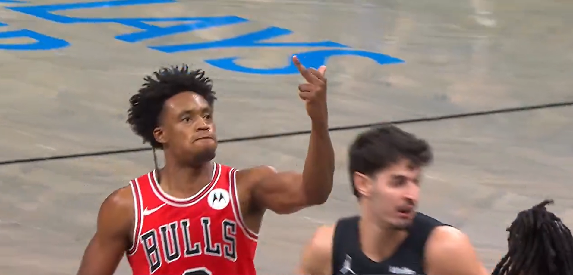 Εκνευρισμός άνευ λόγου: Ο Σέξτον ύψωσε το μεσαίο του δάχτυλο στο αντίπαλο καλάθι (video)