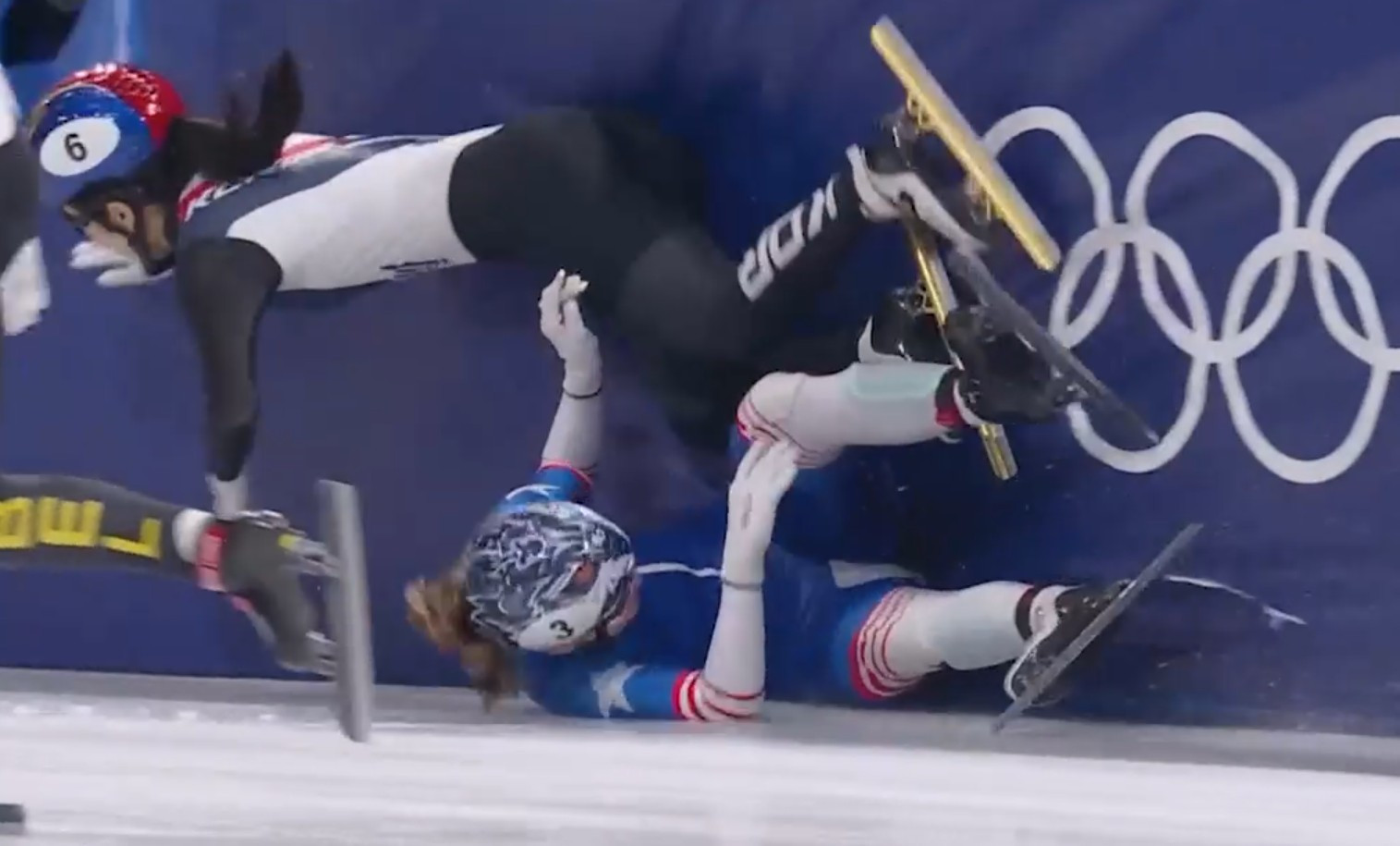 Χάος στο παγοδρόμιο: Αμερικανίδα προκαλεί ανθρώπινο... ντόμινο με διαδοχικές πτώσεις (video)