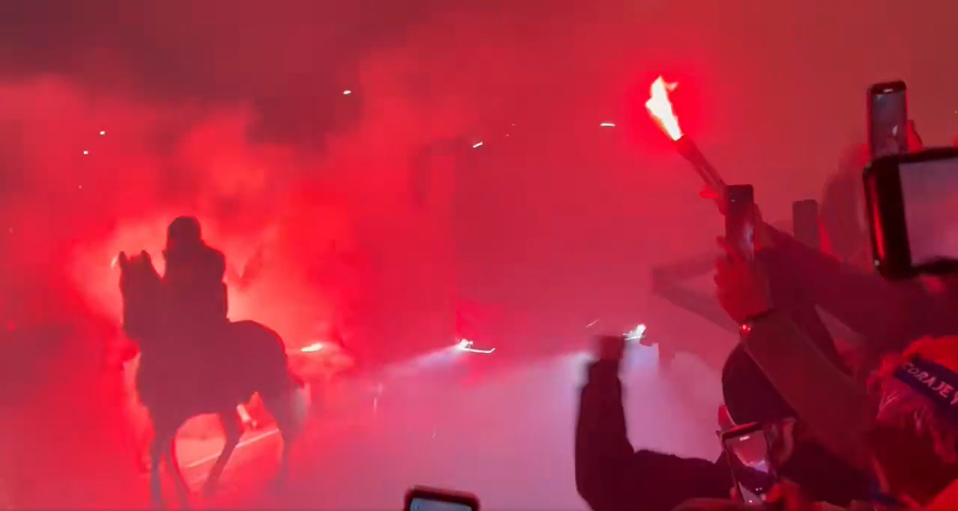 «Κόλαση» η Μαδρίτη: Τρομερή υποδοχή της Ατλέτικο με καπνογόνα και... άλογα (video)