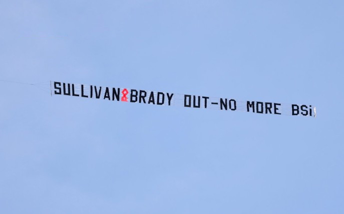 Ιπτάμενο πανό: Οι οπαδοί της Γουέστ Χαμ μίσθωσαν αεροπλάνο για να «επιτεθούν» στη διοίκηση (video)