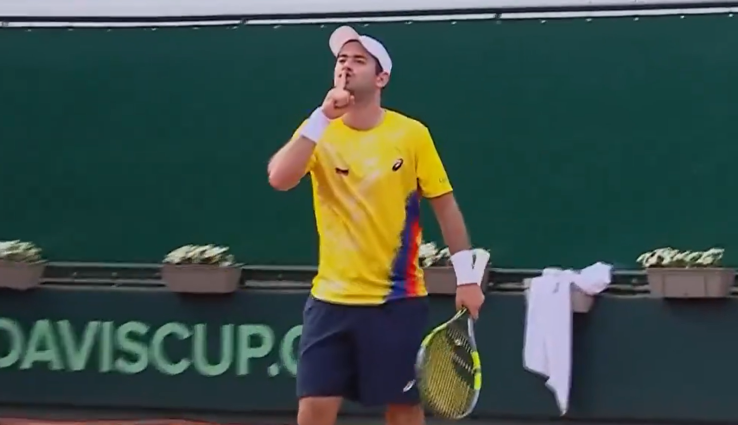 Τρελό σκηνικό στο Davis Cup: Τενίστας πανηγύρισε προκλητικά και έφυγε από το γήπεδο με συνοδεία αστυνομίας (video)