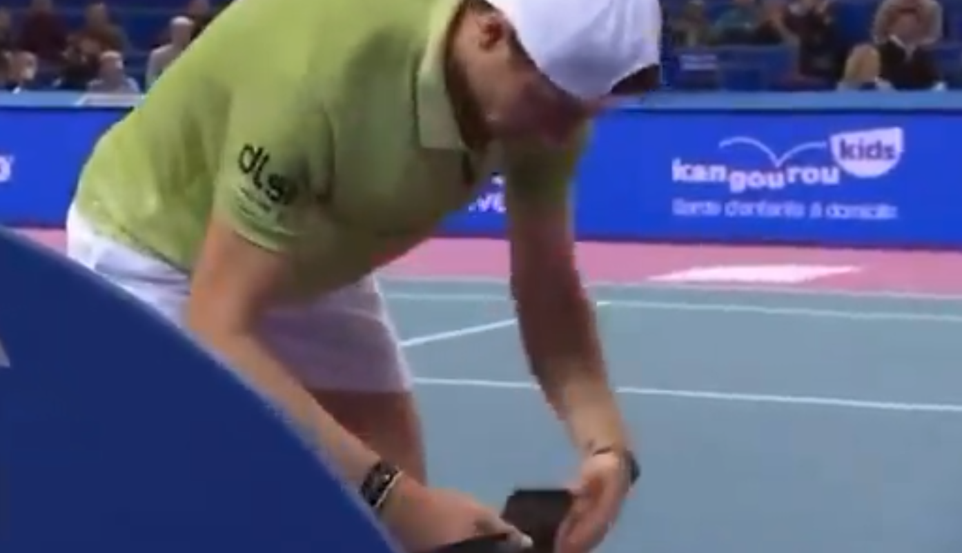 Τενίστας σταμάτησε στη μέση του τάι μπρέικ για να... τσεκάρει το κινητό του (video)