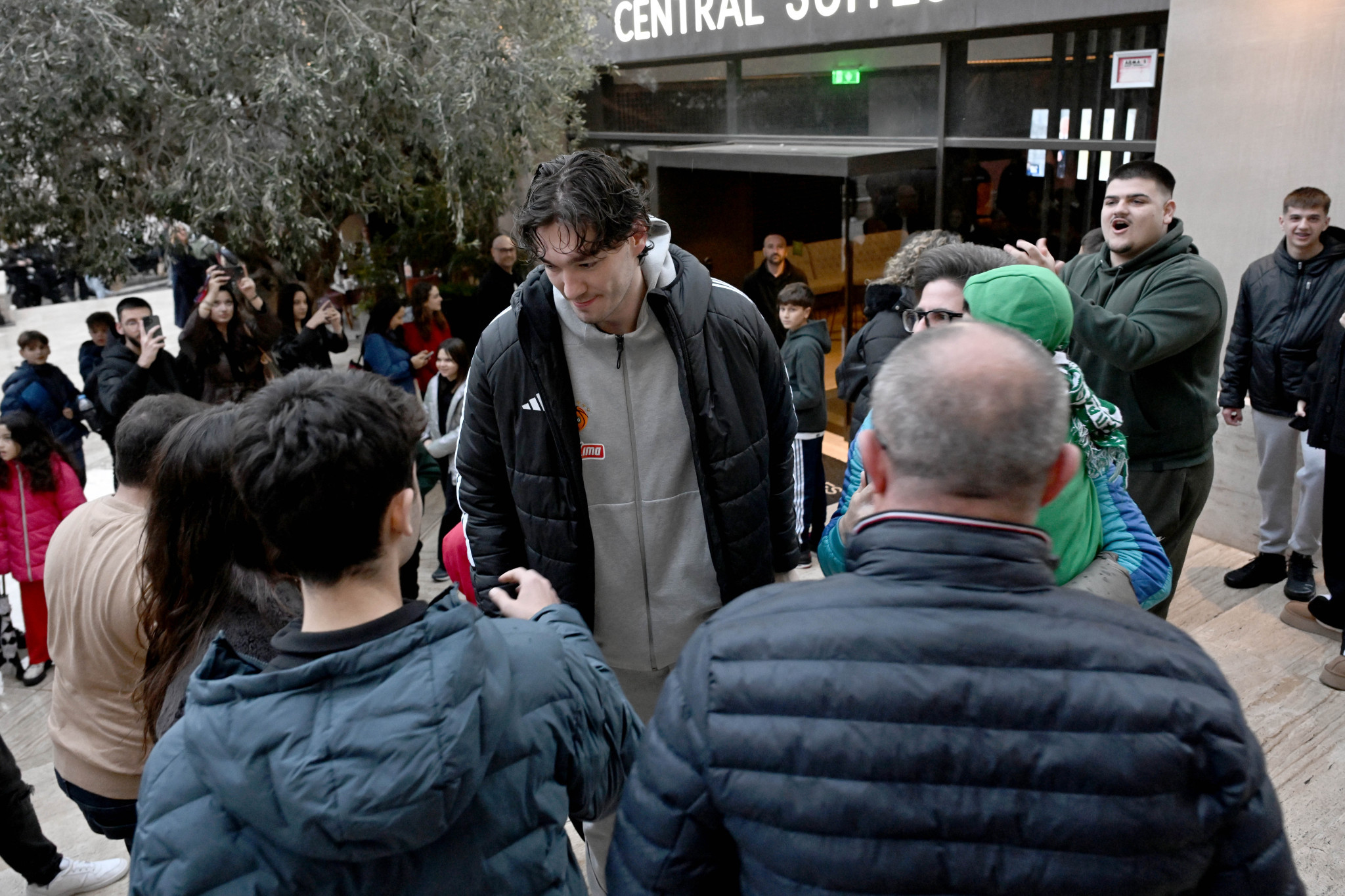 Αποθέωση του Οσμάν από τον κόσμο πριν την αναχώρηση για τον τελικό (video)