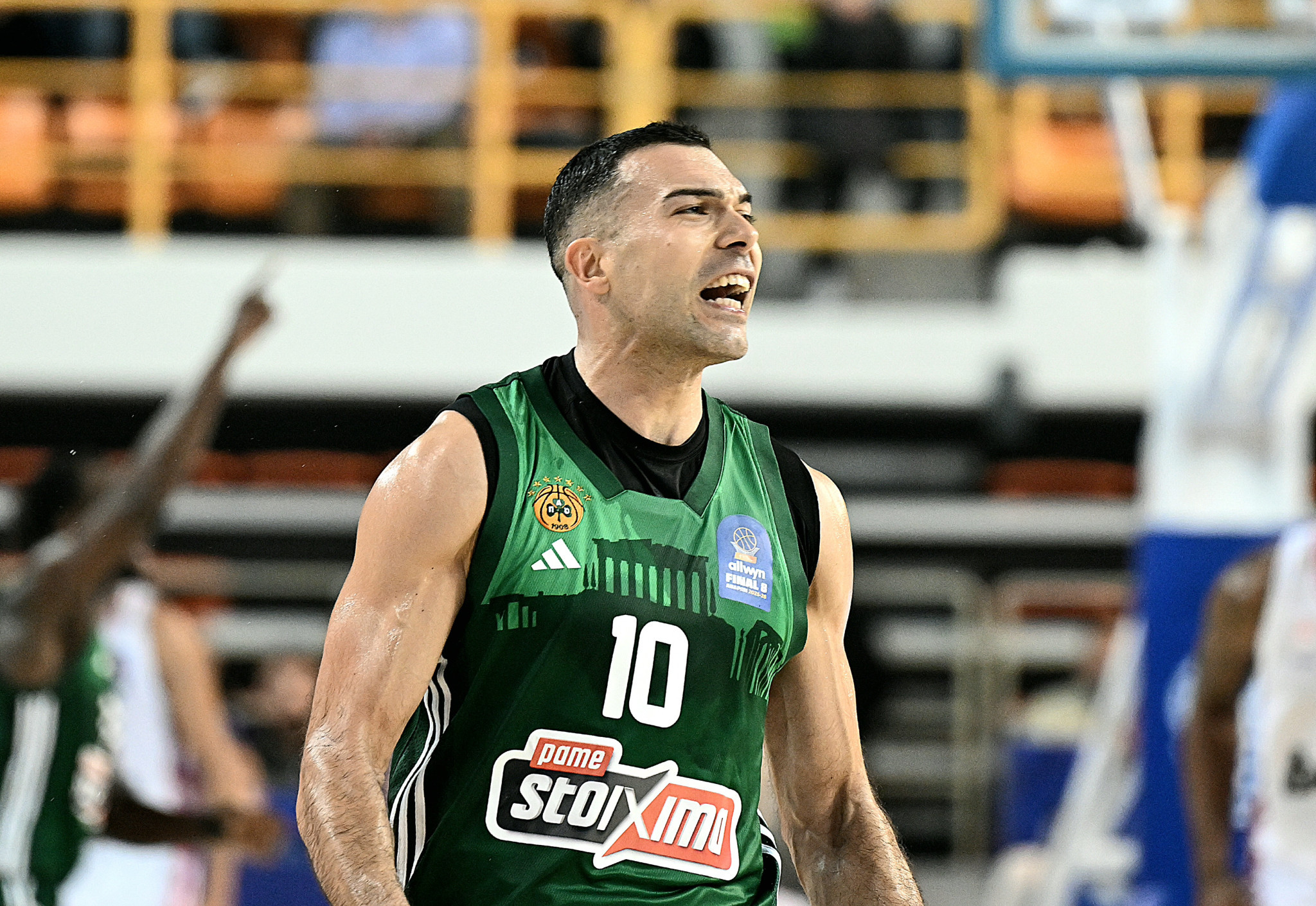 Ο Σλούκας αποθεώθηκε από τον κόσμο του Παναθηναϊκού (video)