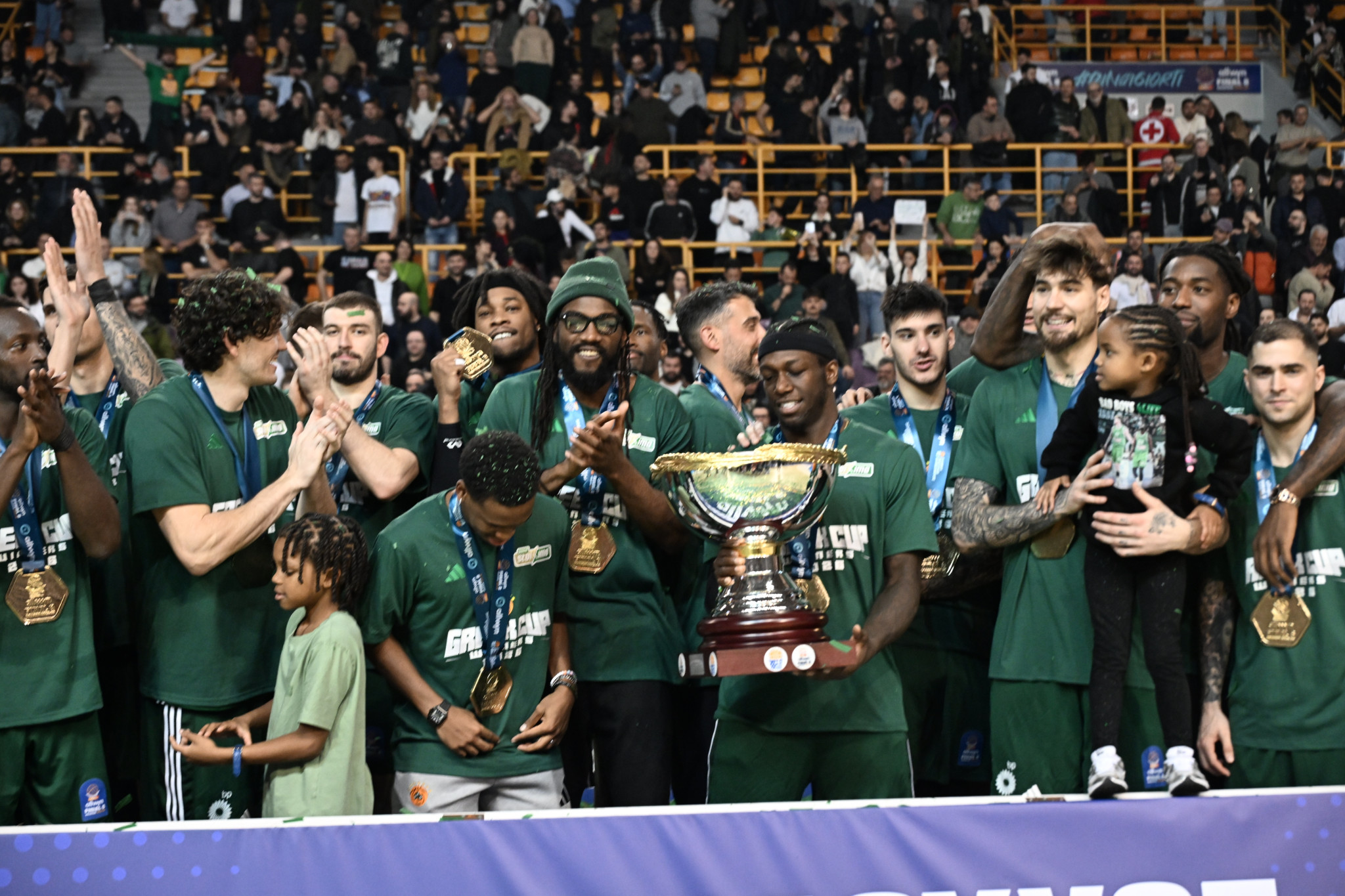 Η απονομή του Κυπέλλου από τα «μάτια» του Φαρίντ και η ατάκα του στον Χέιζ-Ντέιβις (video)