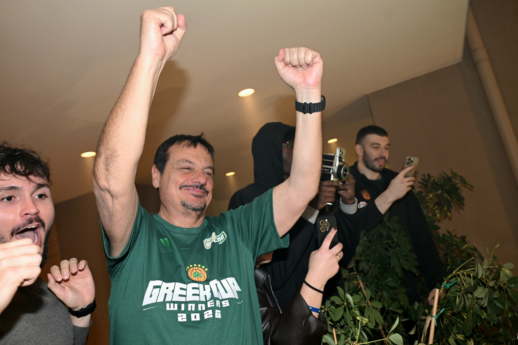 Αποθέωση από τον κόσμο του Παναθηναϊκού στο ξενοδοχείο - Απάντησε με υψωμένες γροθιές ο Αταμάν (video)